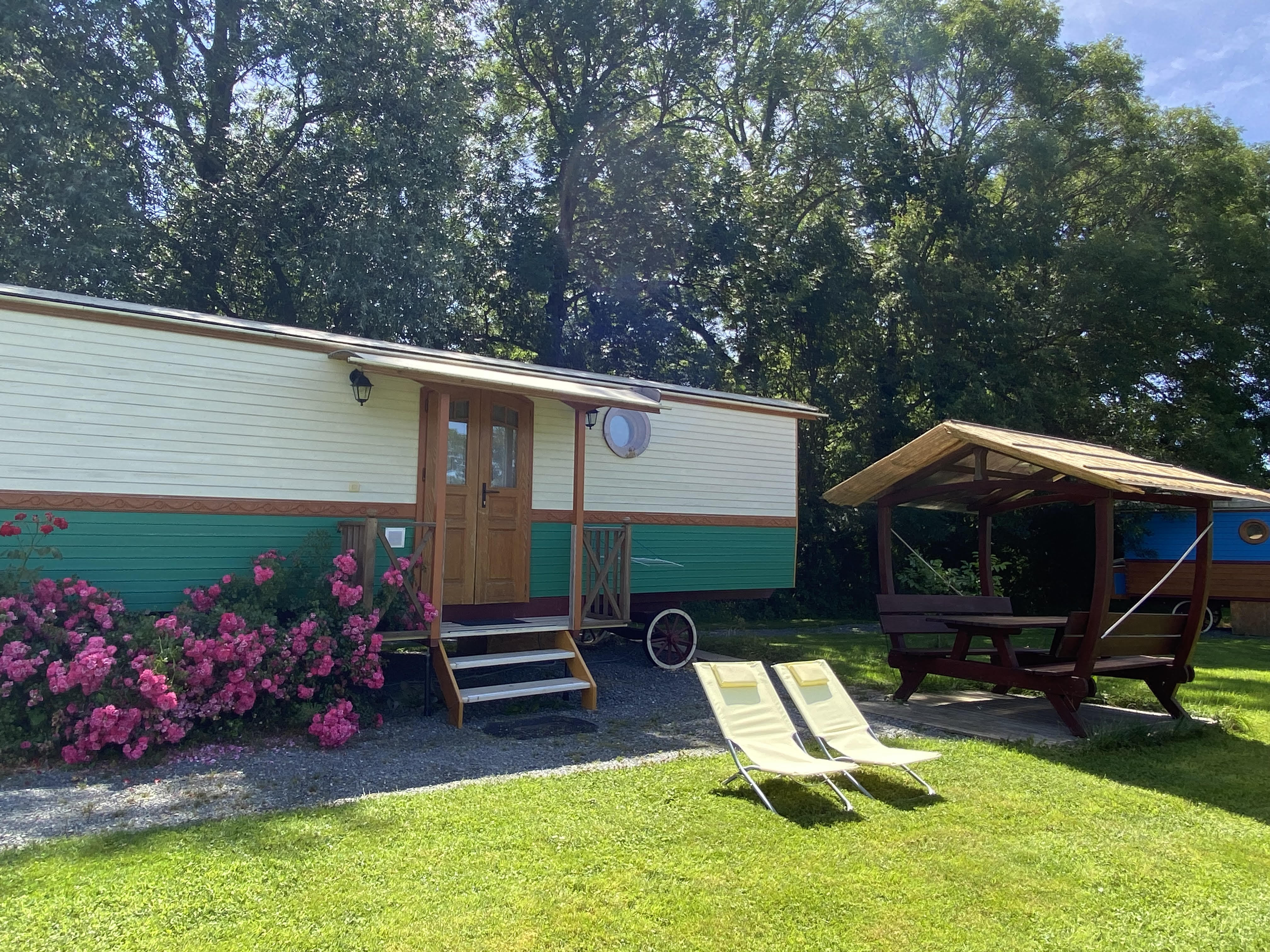 Roulotte Olivia — Hébergement insolite avec spa à Puy-de-Dôme à Riom — détail architectural