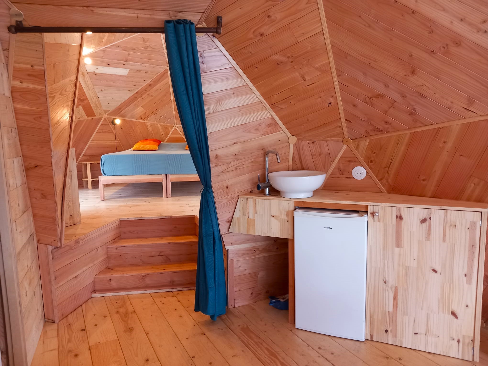 Un dôme enchanteur au bord du lac en Auvergne à Condat-En-Combraille — salle de bain