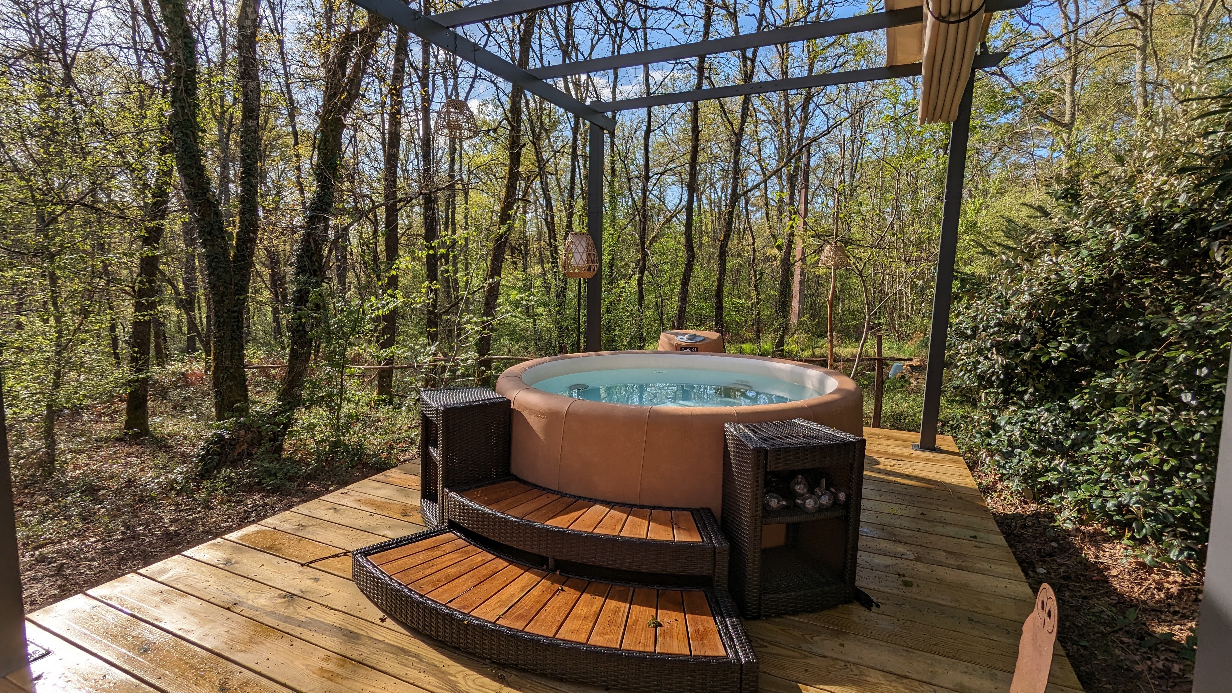 Chalet bois Hulotte avec spa : une expérience immersive en Aquitaine à Biron — détail architectural