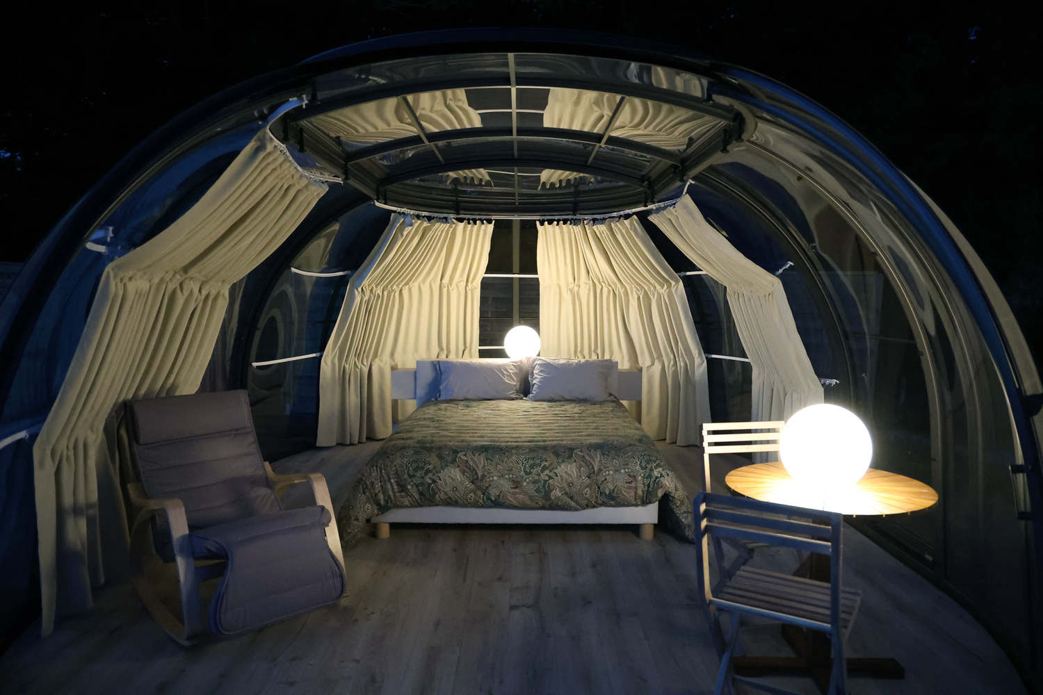 Évasion étoilée dans une bulle avec spa privatif à Les Tourreilles — salle de bain