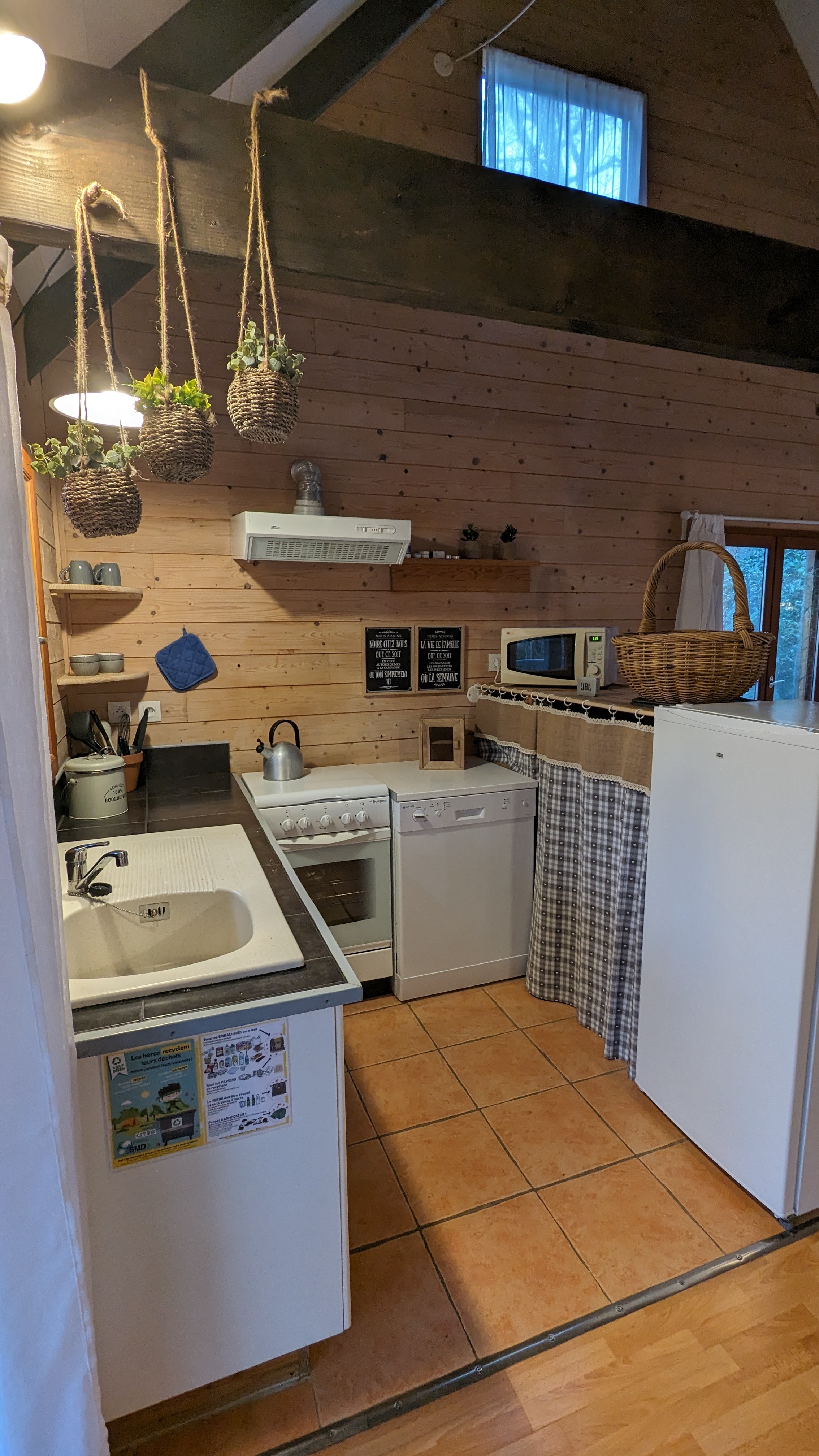 Chalet bois Hulotte avec spa : une expérience immersive en Aquitaine à Biron — cuisine