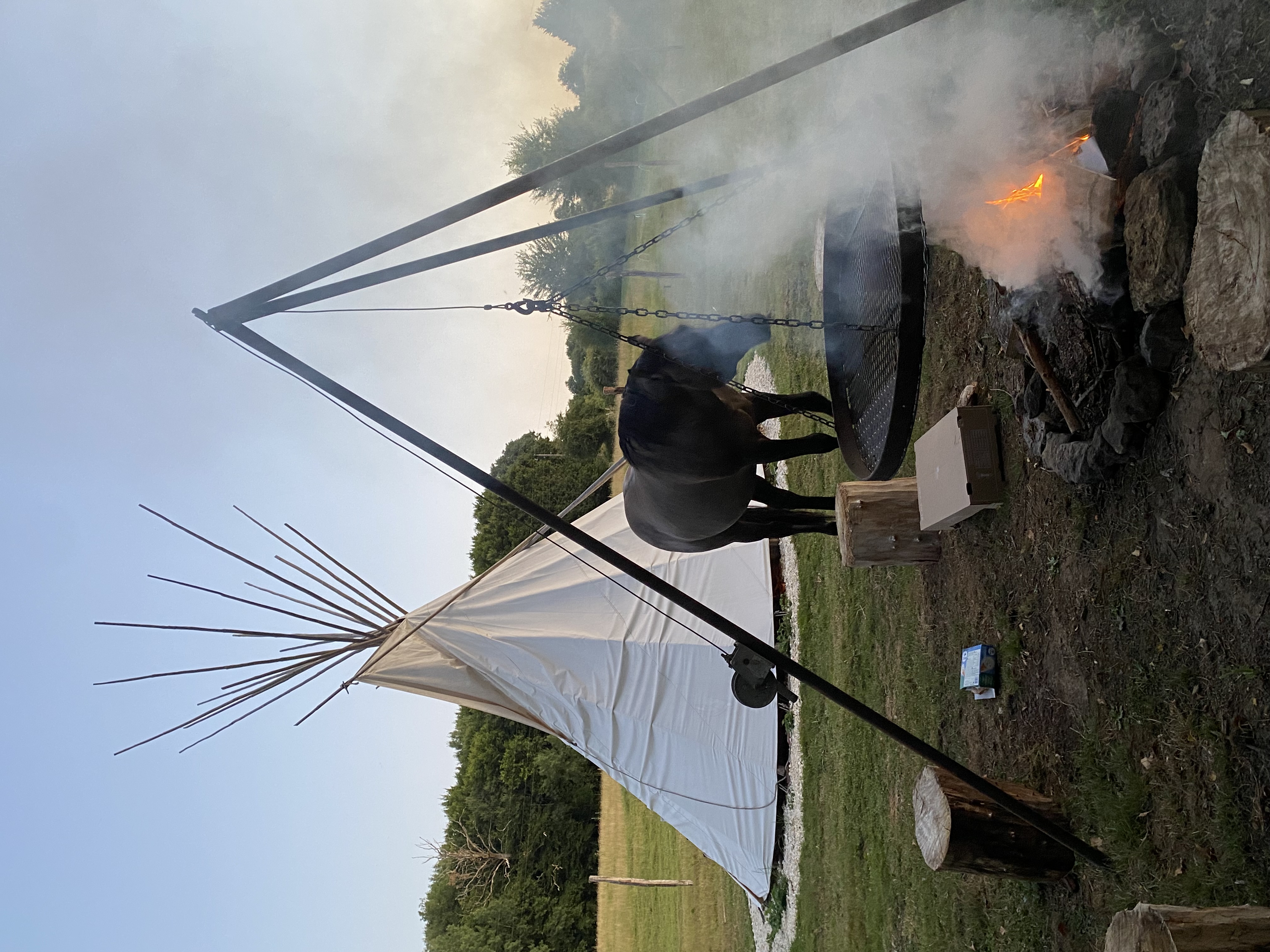 Tipi Lakota — Expérience authentique au bord d'un ruisseau en Nièvre à Nevers — vue intérieure