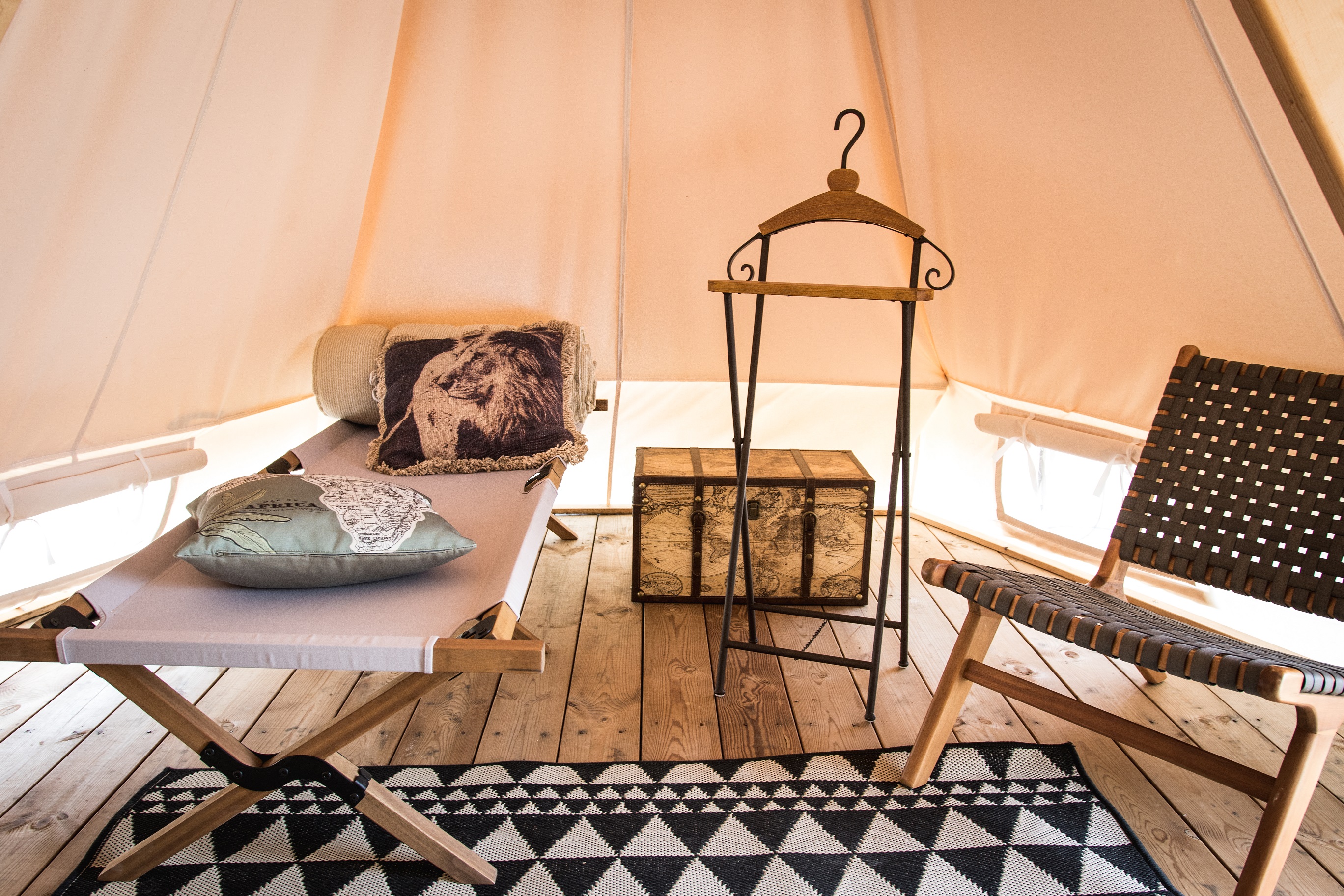 Tente Expérience Africa — Séjour glamour avec baignoire vintage à Gers à Riguepeu — vue depuis la terrasse