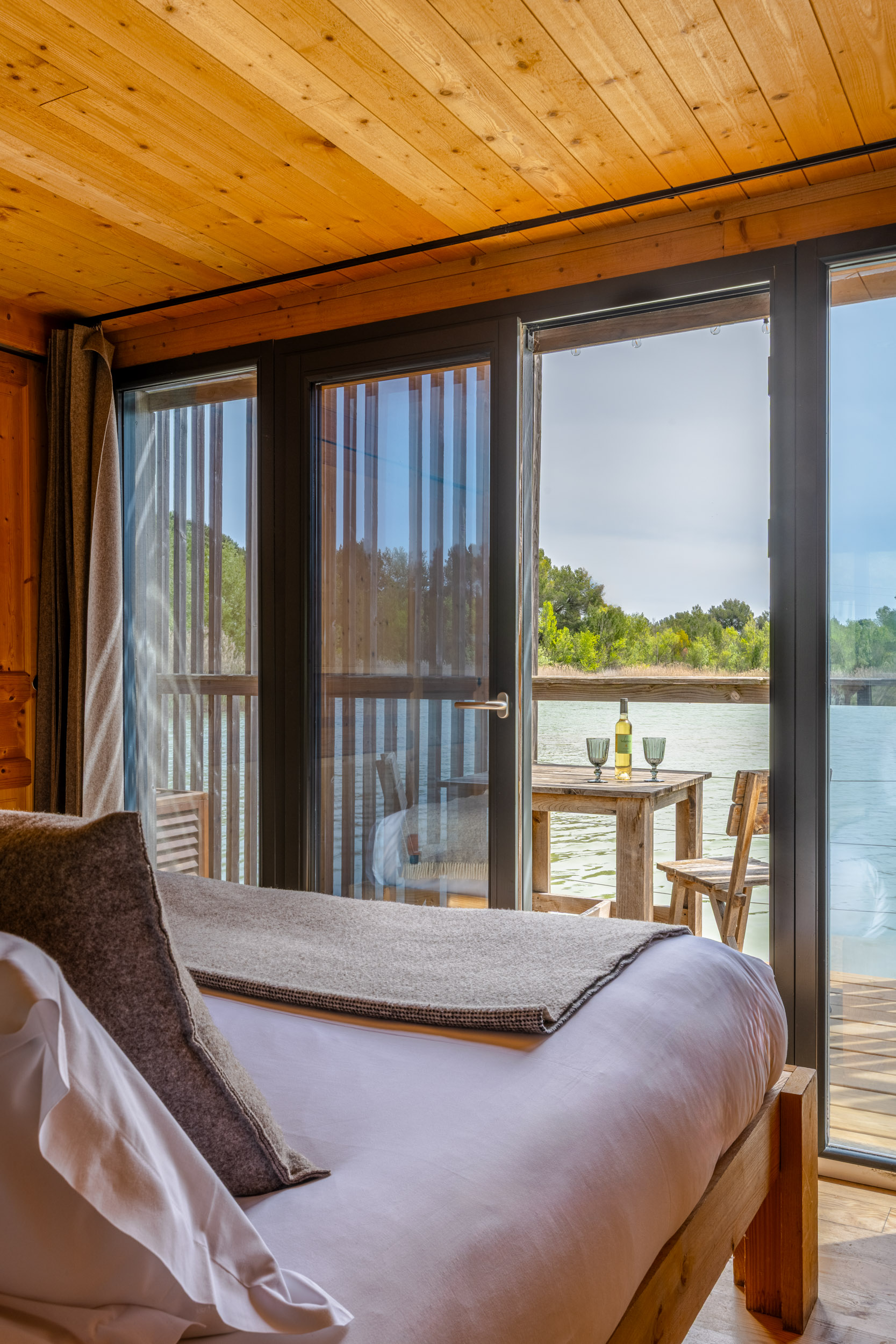 Cabane Spa Elixir : une évasion sur l'eau en Provence à Sorgues — vue intérieure