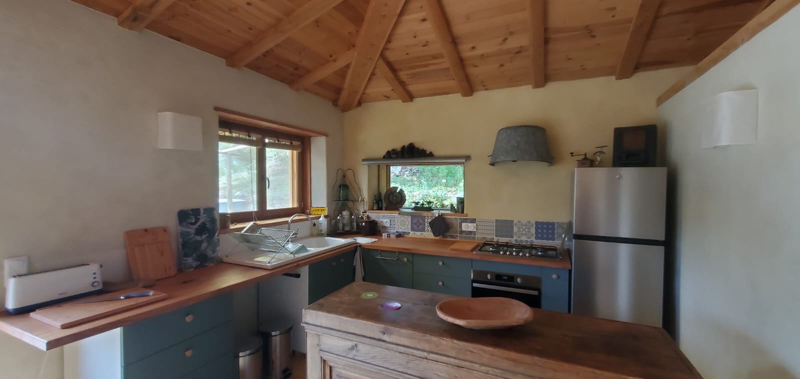 Cabane sur pilotis : une expérience unique au bord de la rivière à Chambon — espace de vie