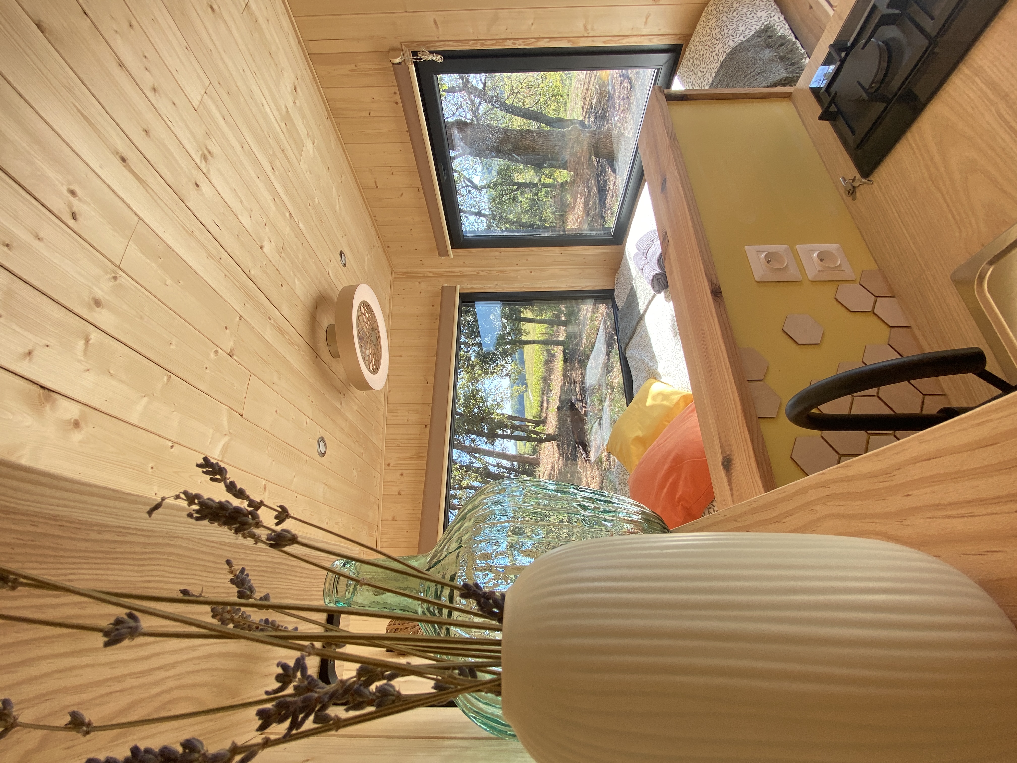 La Ruche aux Vins mille Senteurs : une tiny house en Provence à Mondragon — vue depuis la terrasse