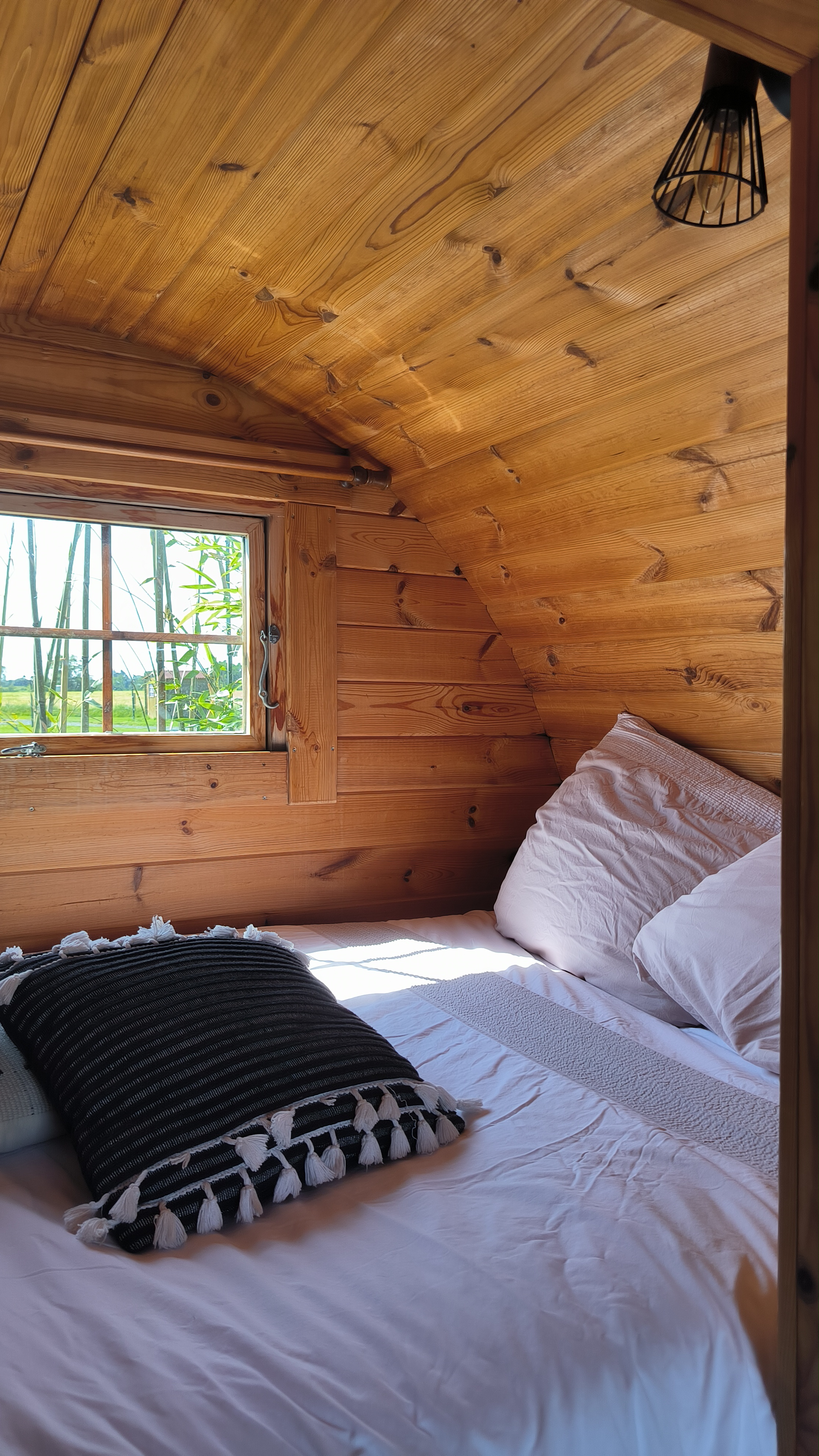 Tonneau - Chant des Grenouilles — Nuit au bord de l'eau en Mayenne à La Préhouillère — détail architectural