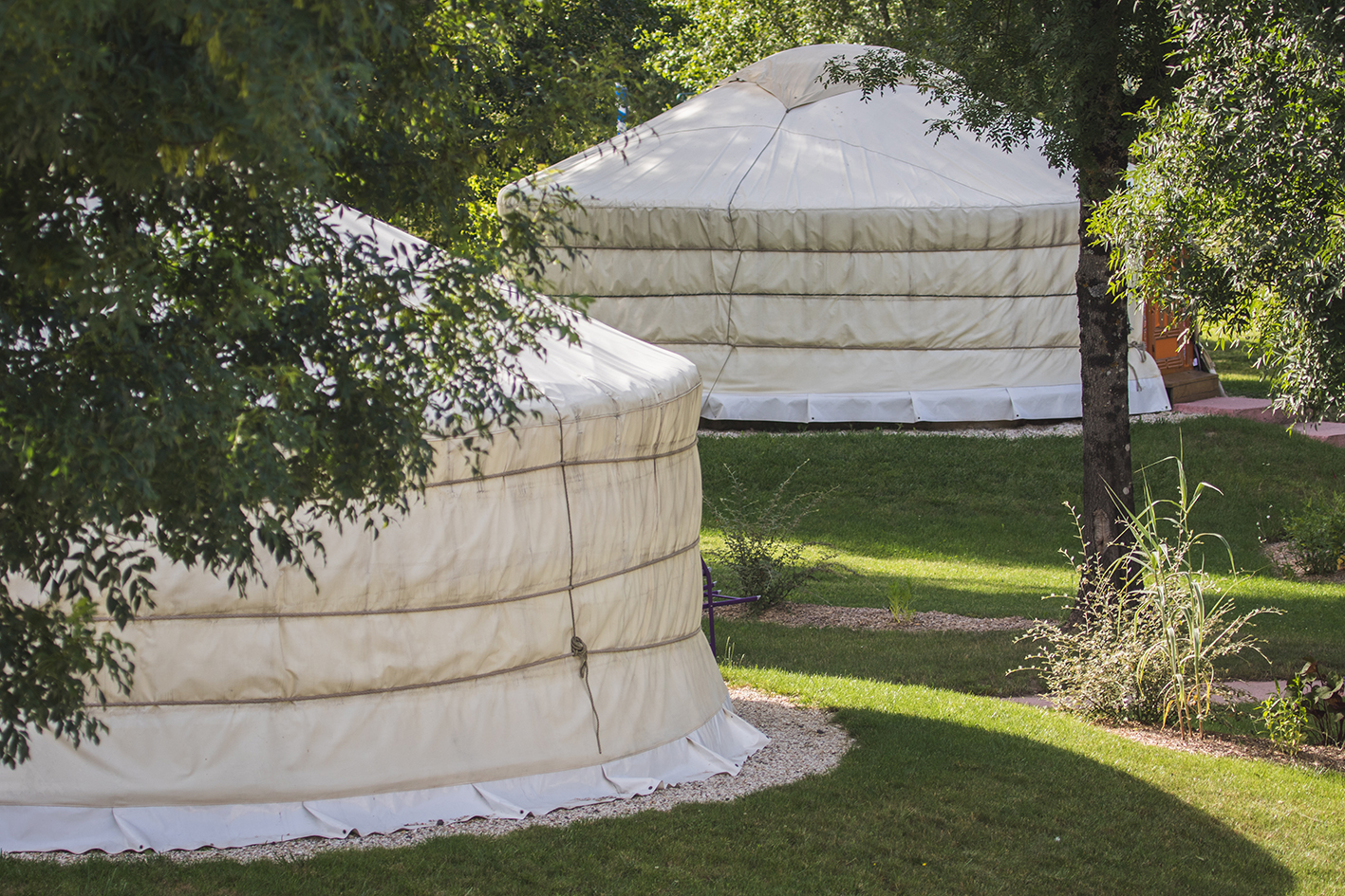 Séjournez dans une yourte mongole au cœur de la nature à Angé — vue depuis la terrasse