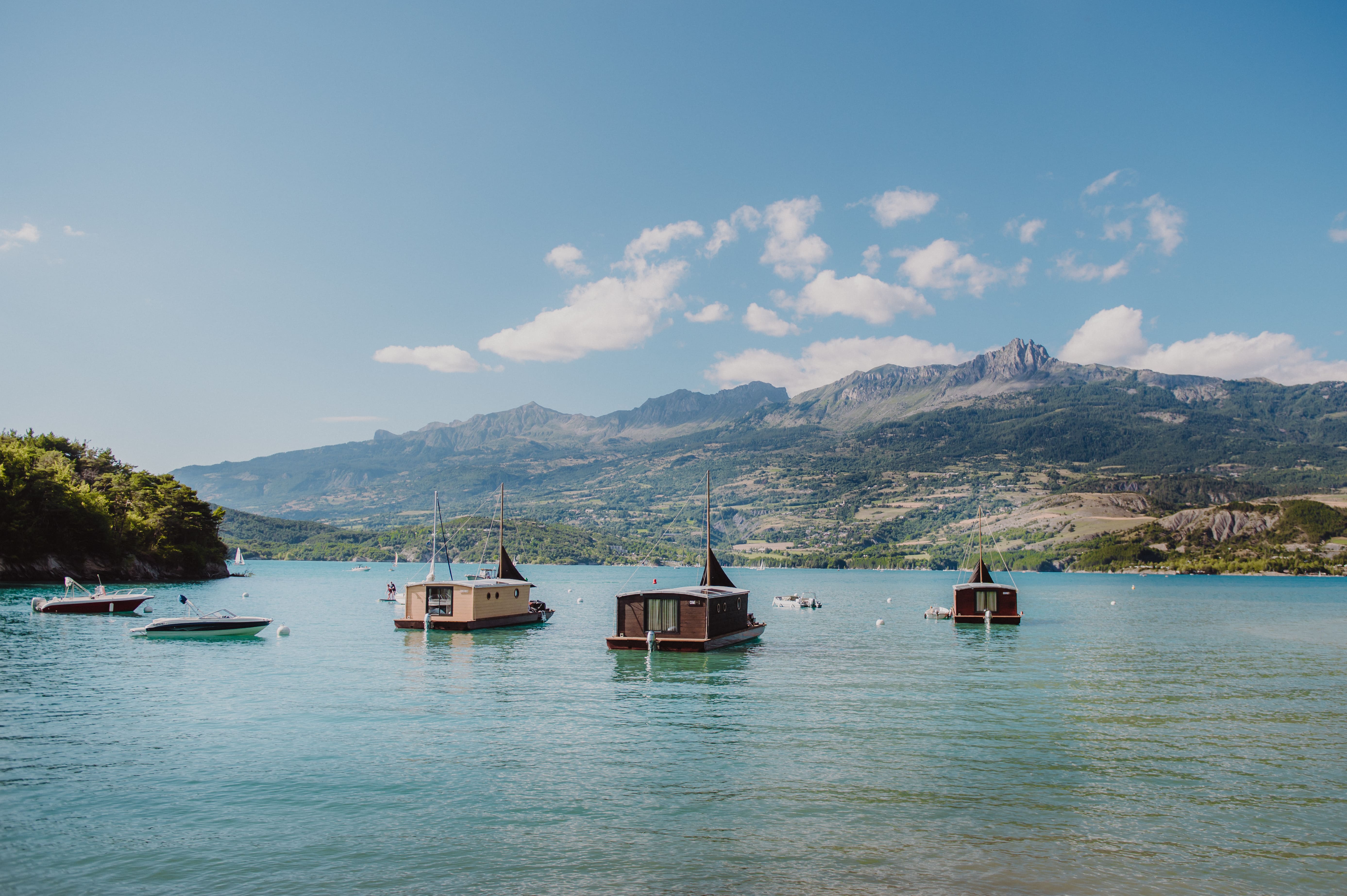 Toue Cabanée du Lac de Serre Ponçon — Séjour insolite avec spa dans les Hautes-Alpes