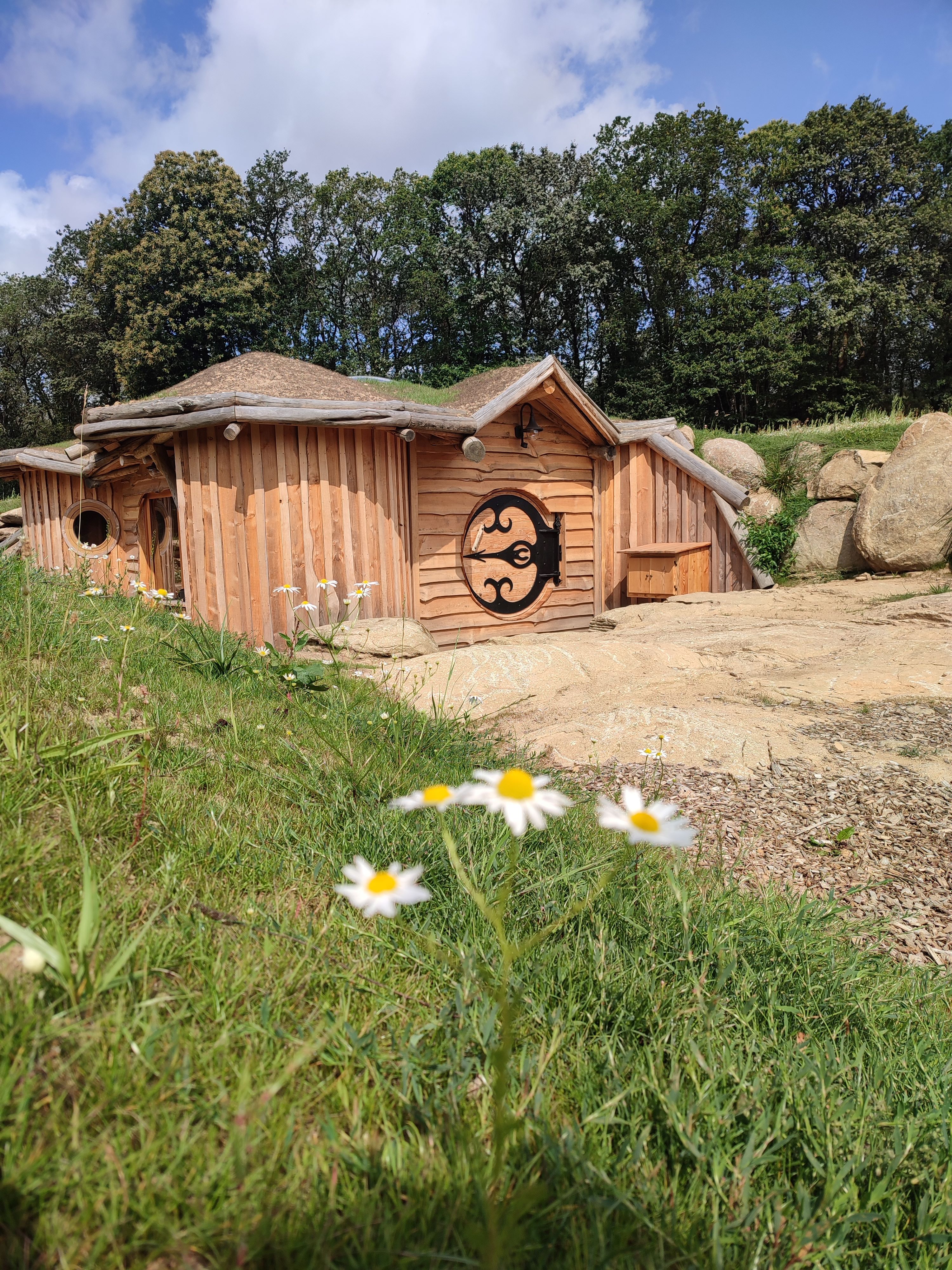 La Cabane Korrigans : une immersion végétalisée en Bretagne à Gomené — vue intérieure