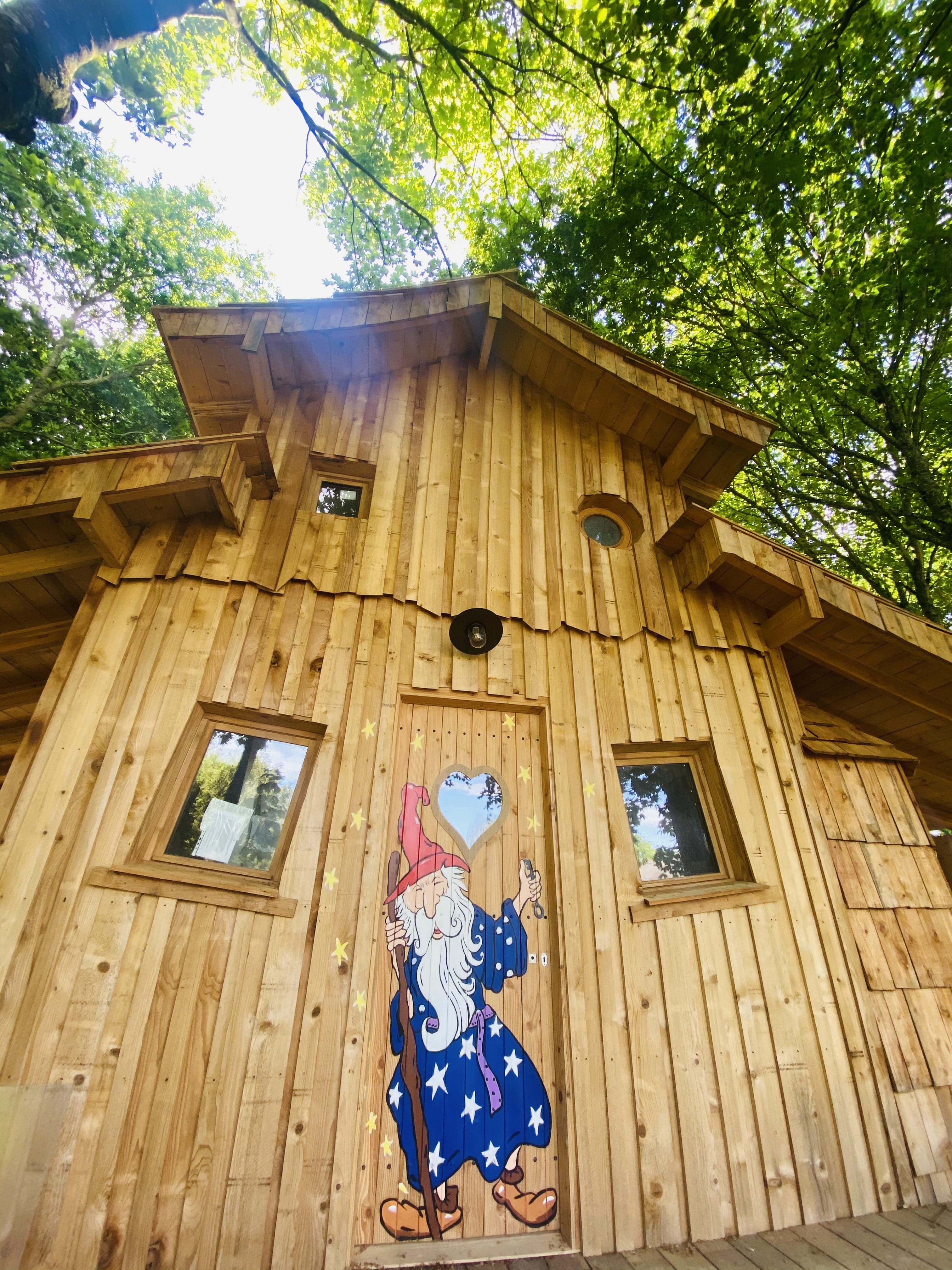 La Maison de Merlin : une cabane magique avec spa en Bretagne à Guerlédan — vue intérieure