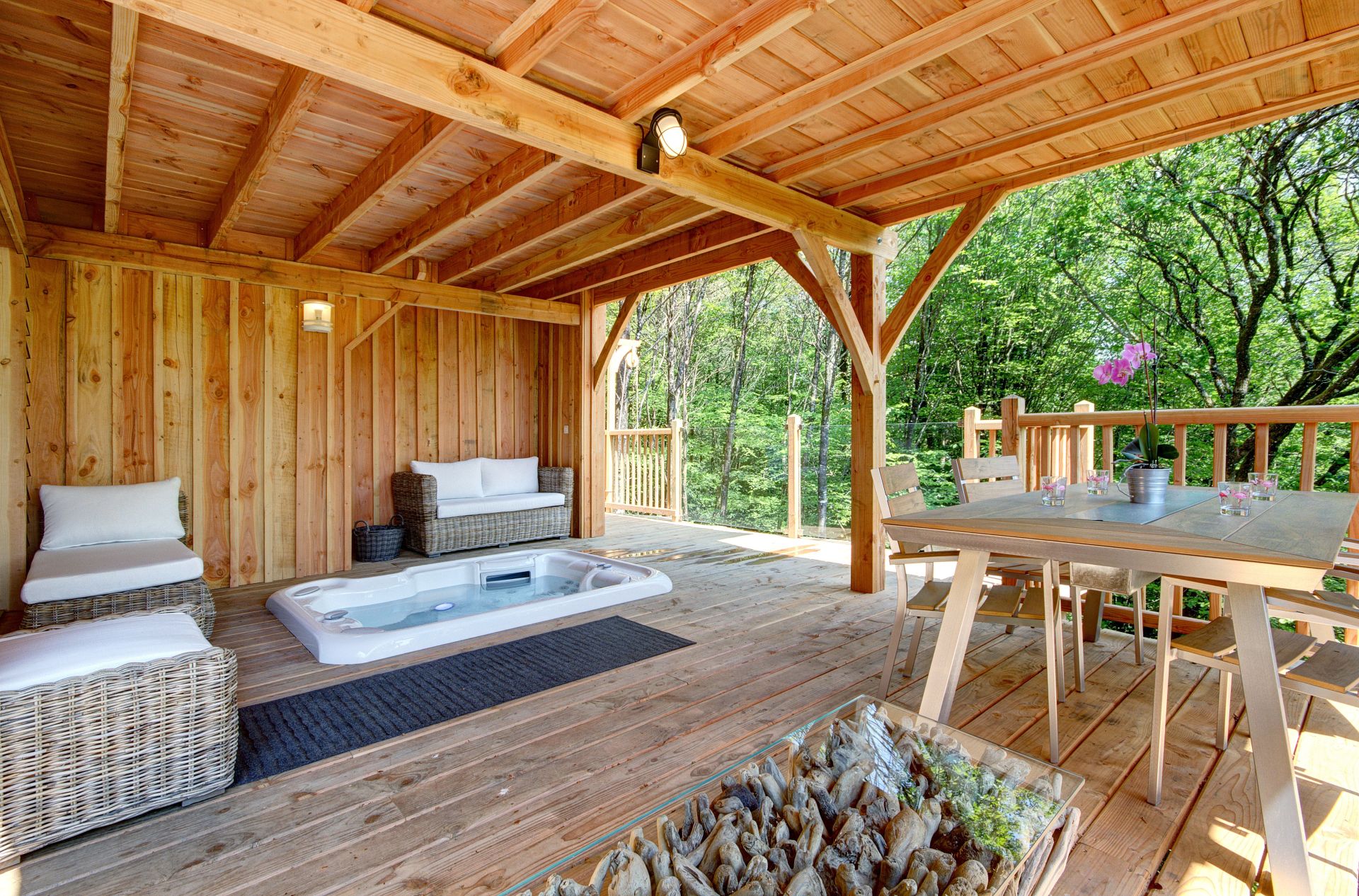 La Cabane Spa Lodge 2 — Nuit perchée à 8m en Morbihan à Quistinic — vue intérieure