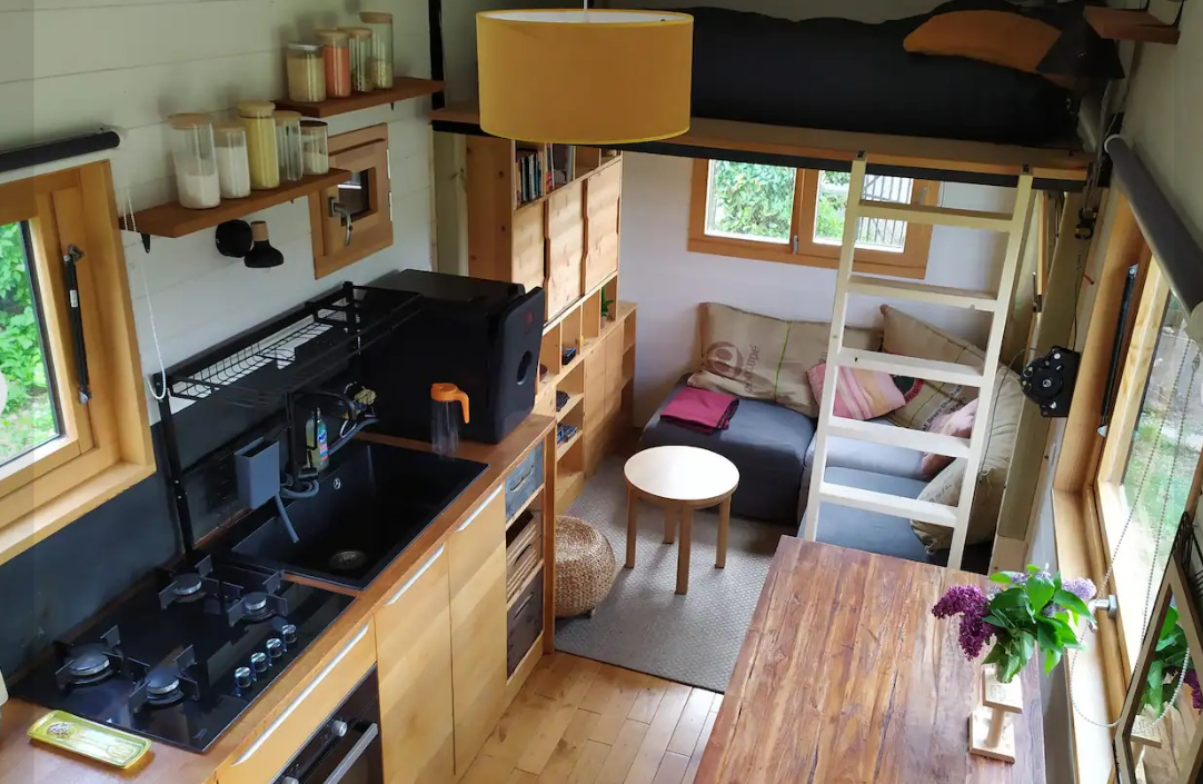 Tiny house moderne avec terrasse en Rhône-Alpes à Ambierle — vue intérieure