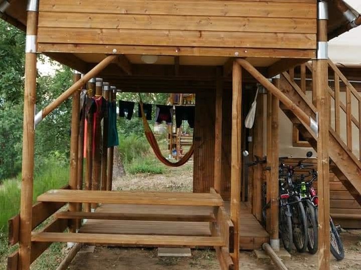Évasion en cabane perchée familiale au cœur de la Drôme à Albon — détail architectural