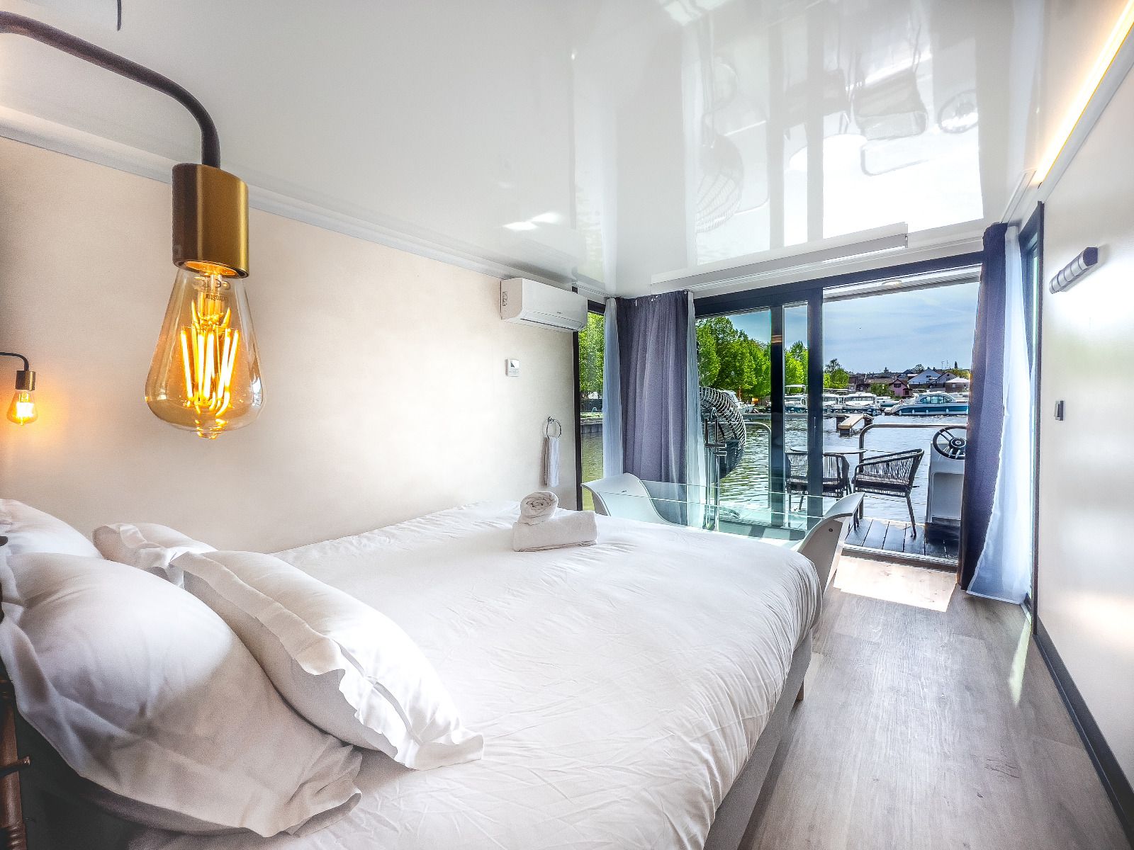 Évasion en suite flottante avec spa et sauna en Alsace