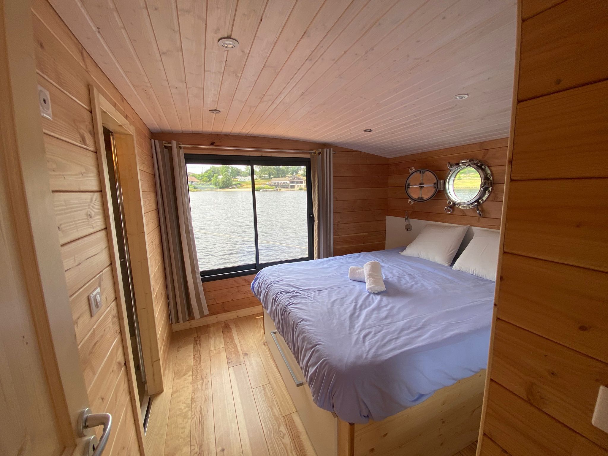 Lodge Boat : une cabane sur l'eau en Limousin à Peyrat Le Chateau — espace de vie