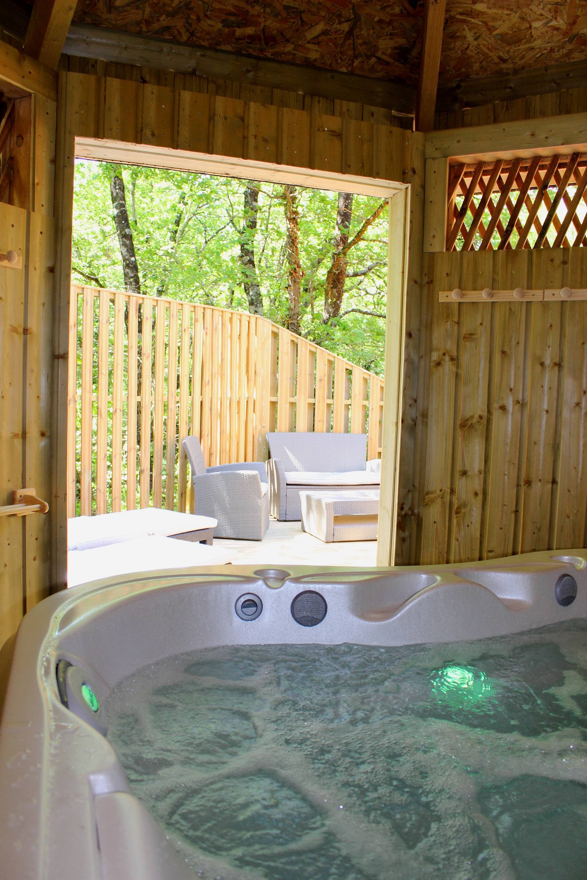 Un manoir perché dans les arbres avec spa en Poitou-Charentes à Dienne — espace de vie