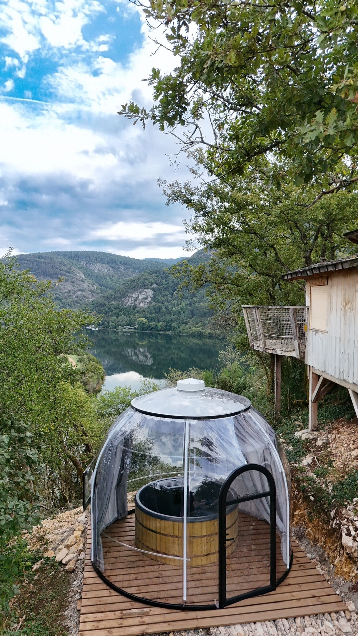 La Sapinière : une cabane sur pilotis au cœur des Alpes à Serrières-Sur-Ain — vue intérieure