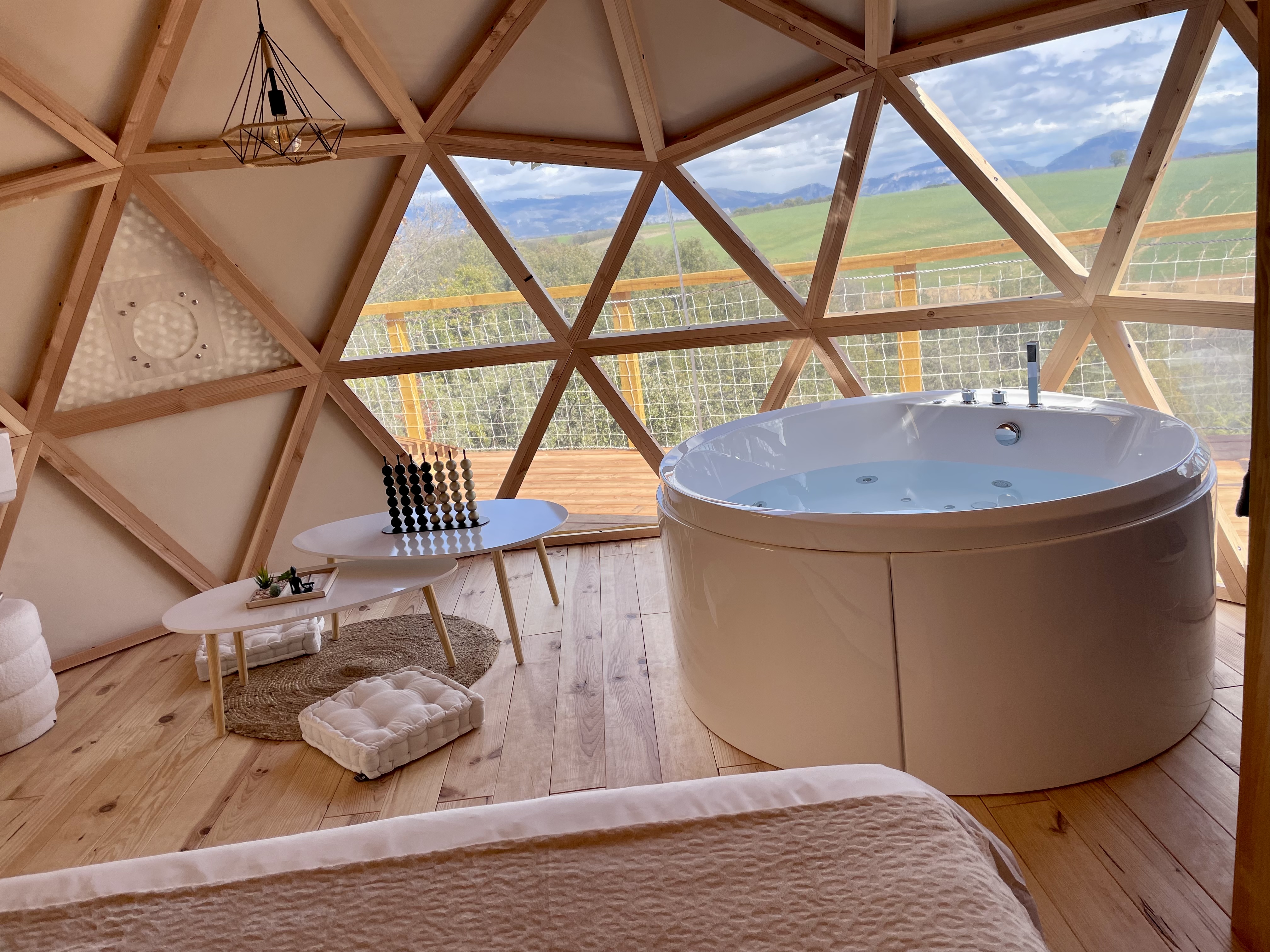 Lavan'dôme — Dôme avec baignoire balnéo à Alpes-de-Haute-Provence à Digne-les-Bains — détail architectural