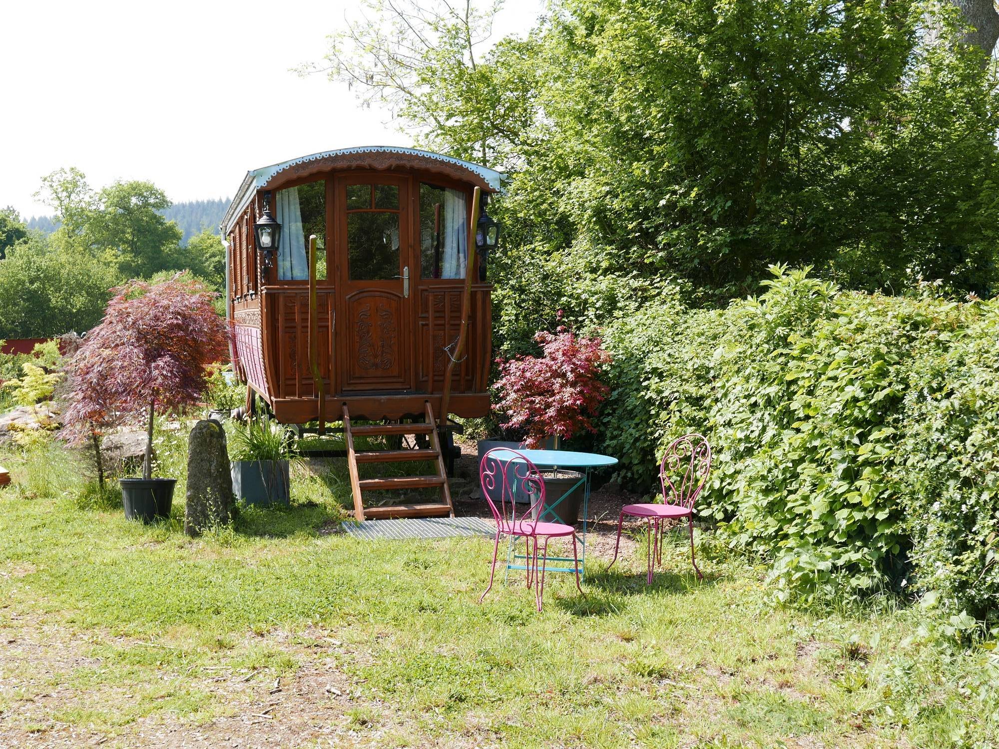 La Roulotte de Coco & Spa : un cocon de bien-être en Normandie à La Lande De Goult — chambre