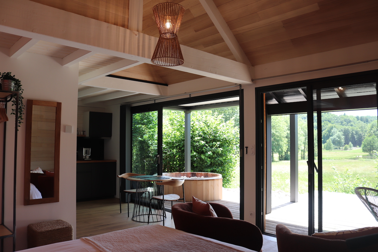 Lodge Spa privatif Escapade : une cabane en Auvergne à Marchal — espace de vie