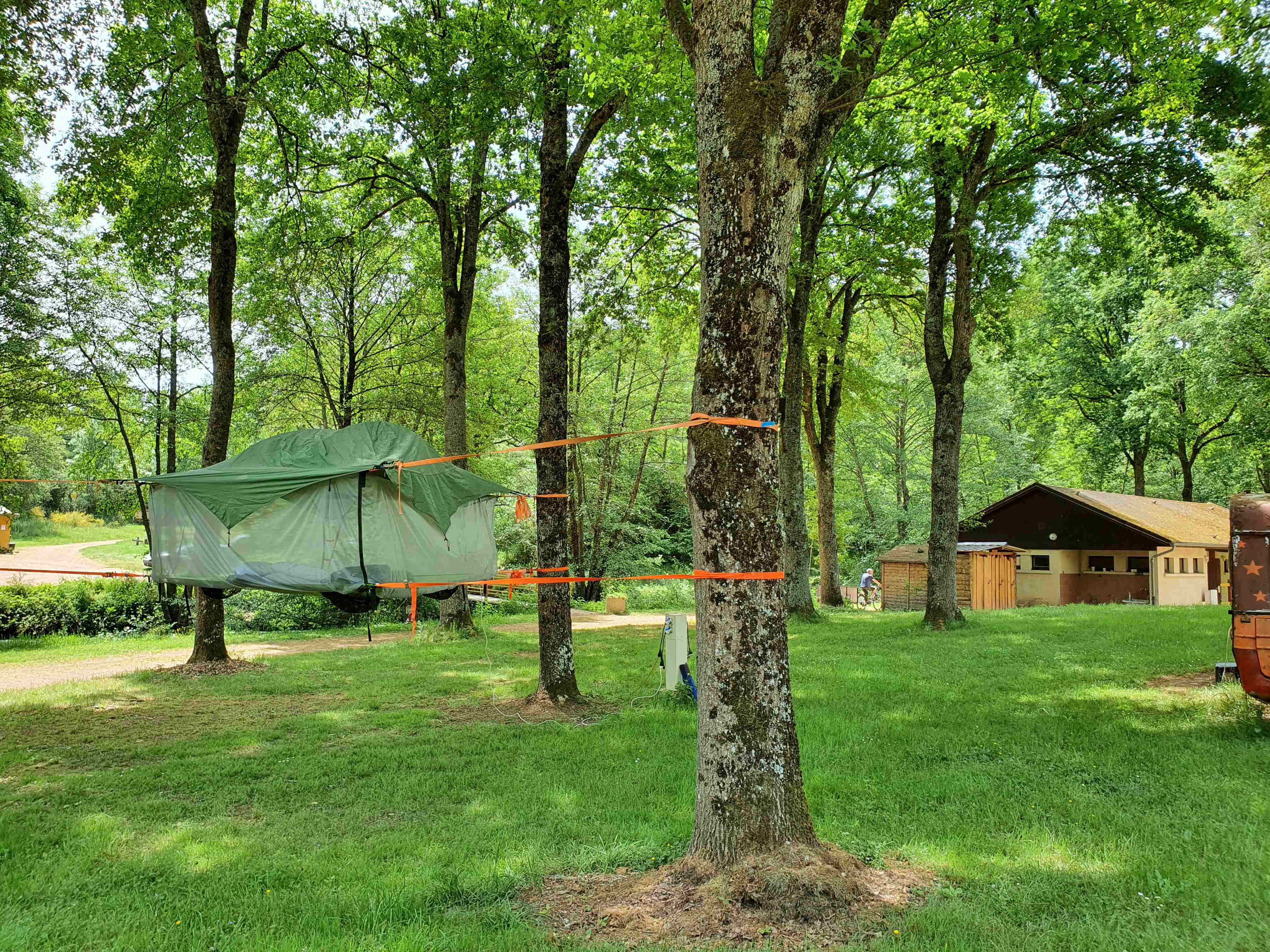 Tente suspendue en pleine nature au cœur de l'Auvergne à Huriel — vue intérieure