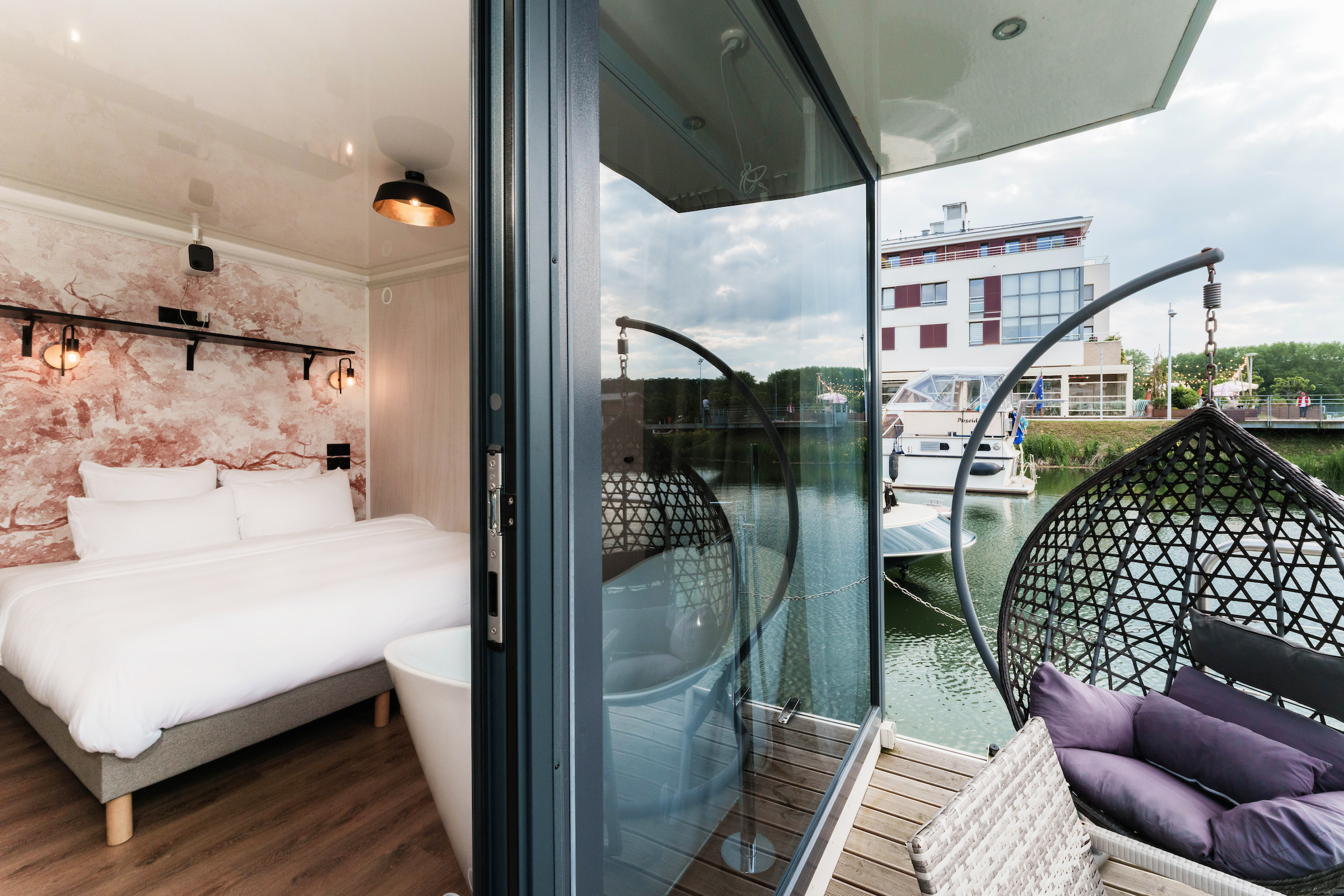 Suite flottante Lit king-size Balnéo — Maison insolite avec spa à L'Isle-Adam