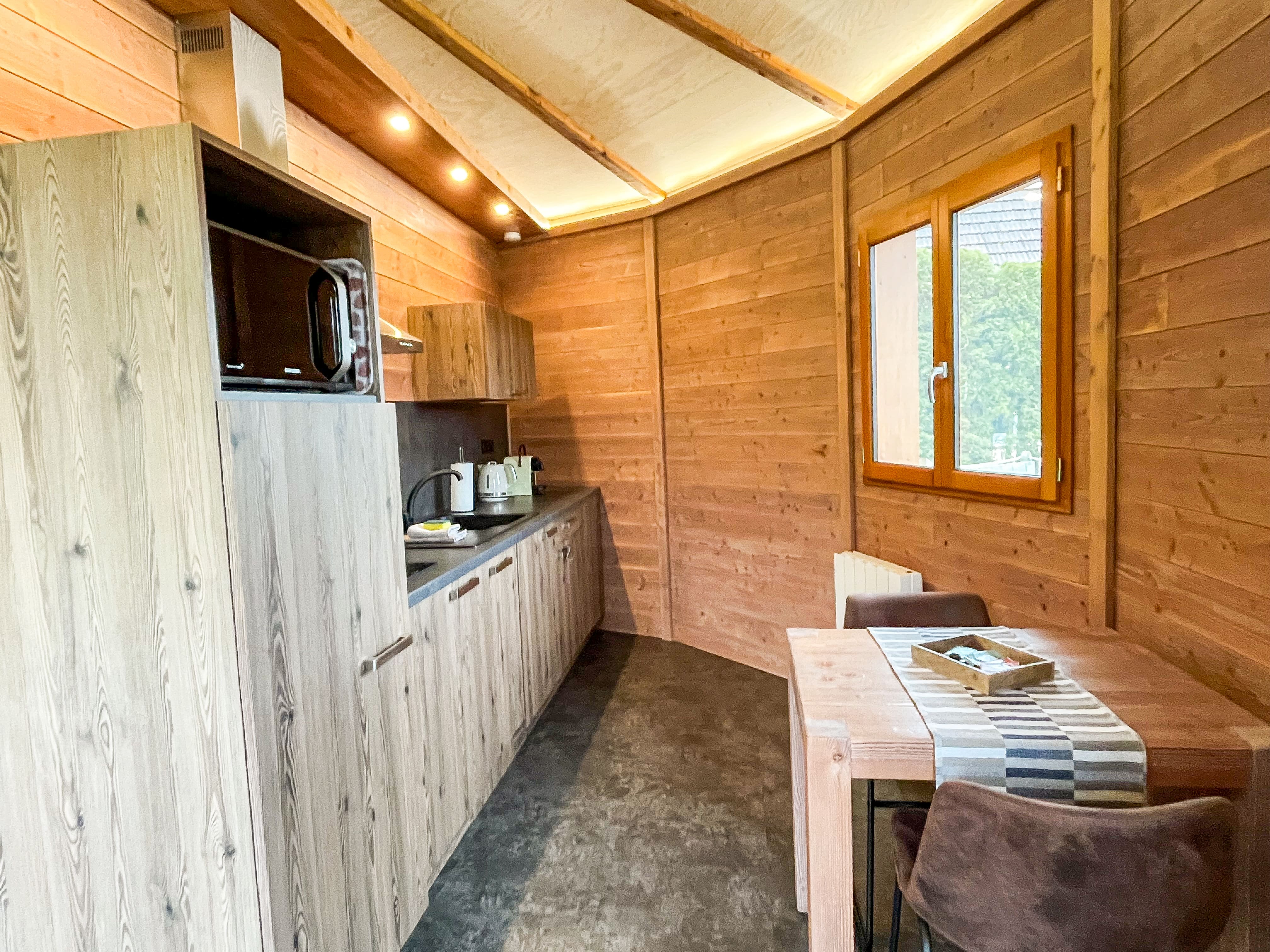 Cabane Mélèze & Spa — Cabane sur pilotis avec bain nordique à Jura à Besain — vue depuis la terrasse