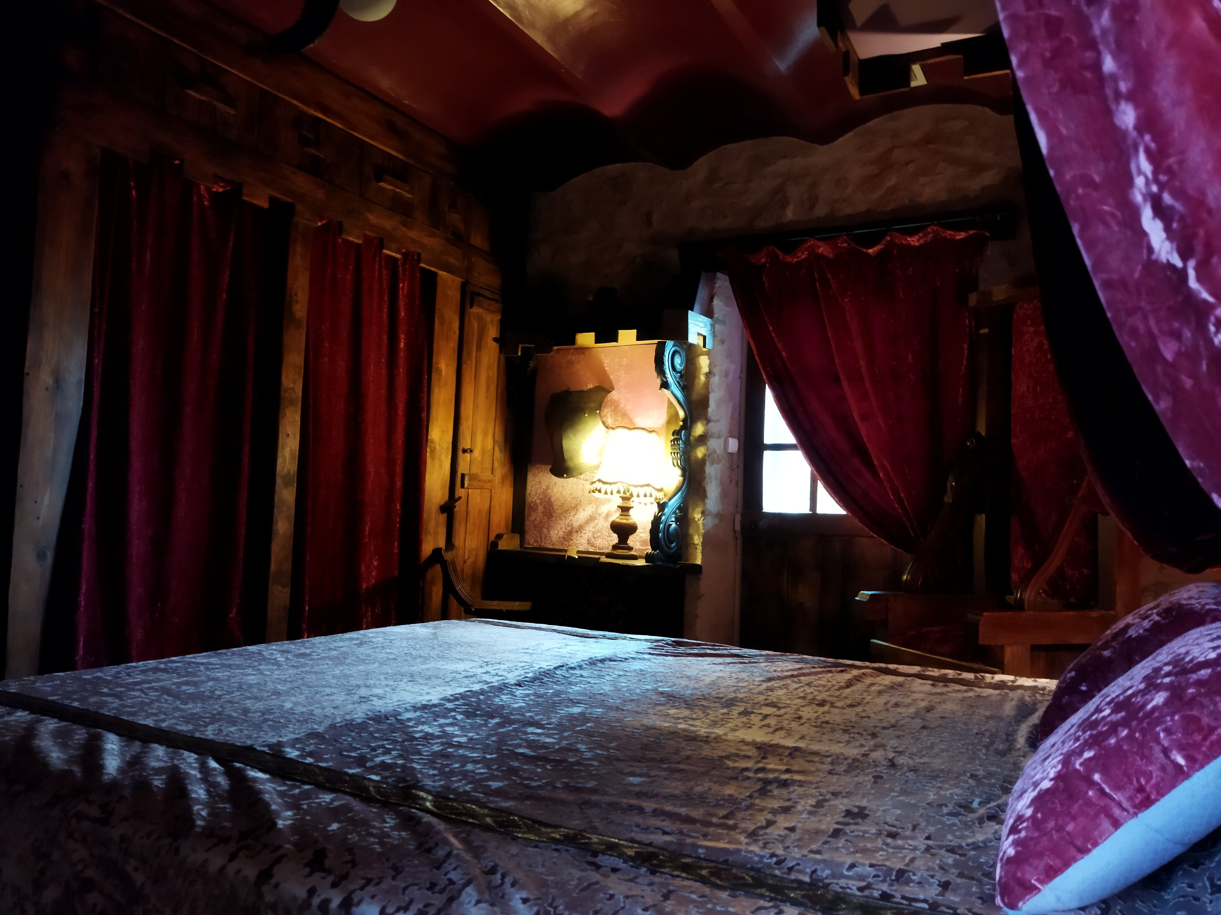 Le relais magique des Sorciers : une chambre à thème immersive à Servas — salle de bain