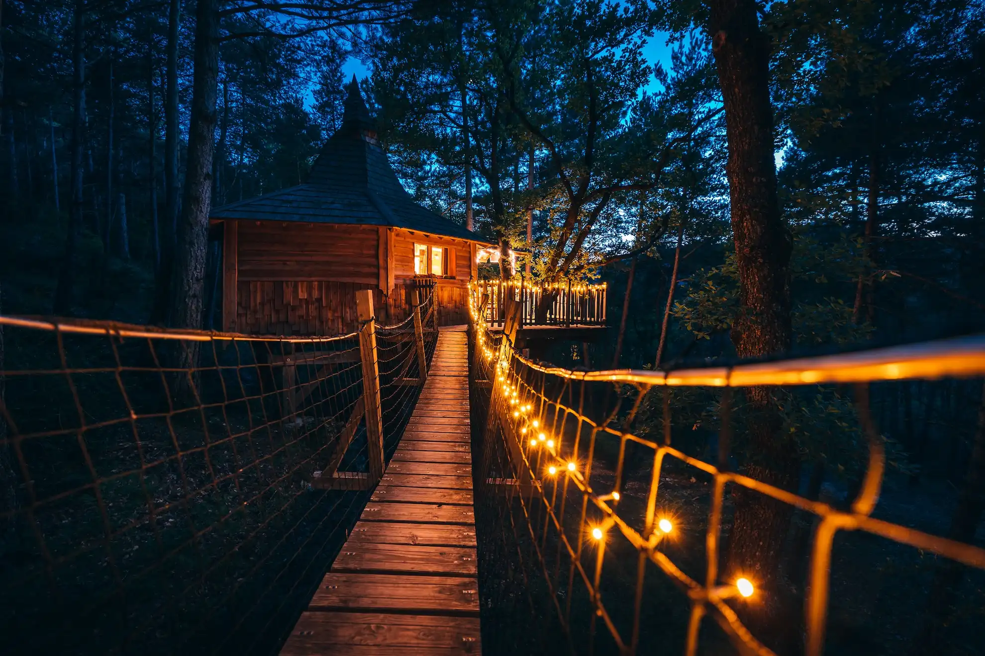 Aristoloche & Spa — Cabane dans les arbres à 7m dans les Hautes-Alpes à Gap — salle de bain