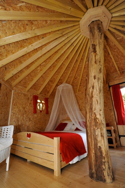 Le Nid d'amour : une cabane perchée pour une escapade romantique à Quincié En Beaujolais — cuisine