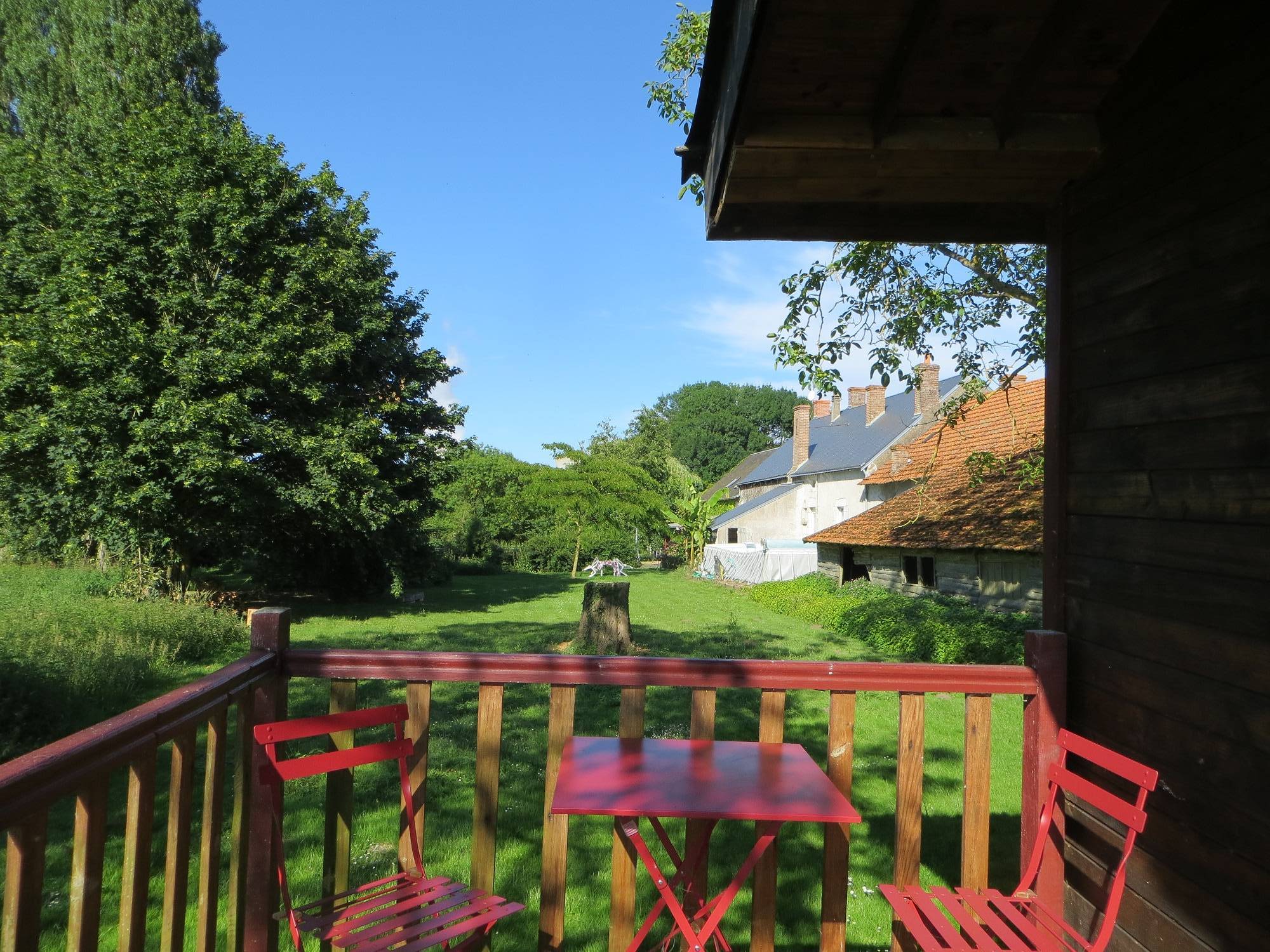 Roulotte enchantée au cœur de la nature à Avaray — vue depuis la terrasse
