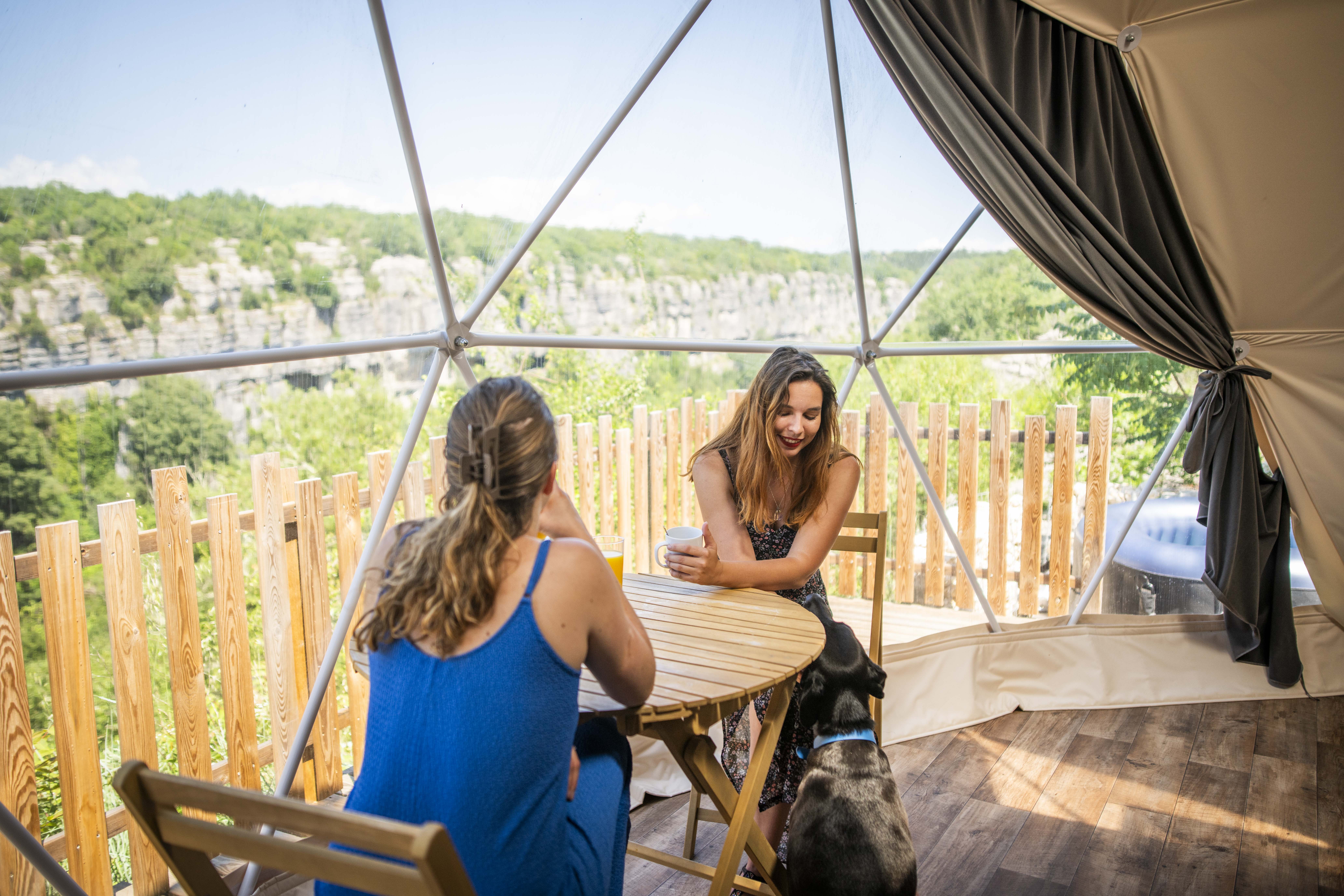 Évasion dans une bulle insolite avec spa premium en Rhône-Alpes à Ruoms — vue intérieure