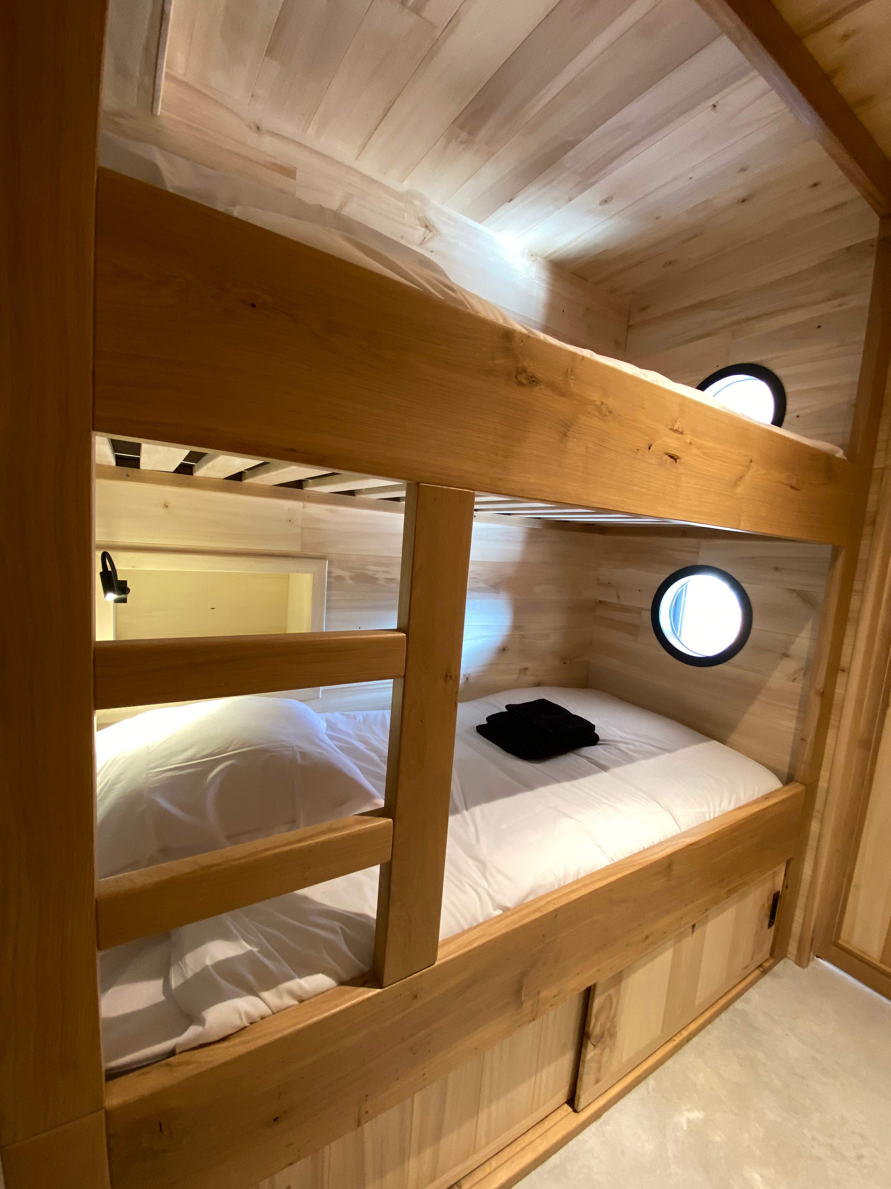 L'échappée des causses — Maison troglodyte avec spa à Aveyron à Saint-Jean-du-Bruel — salle de bain