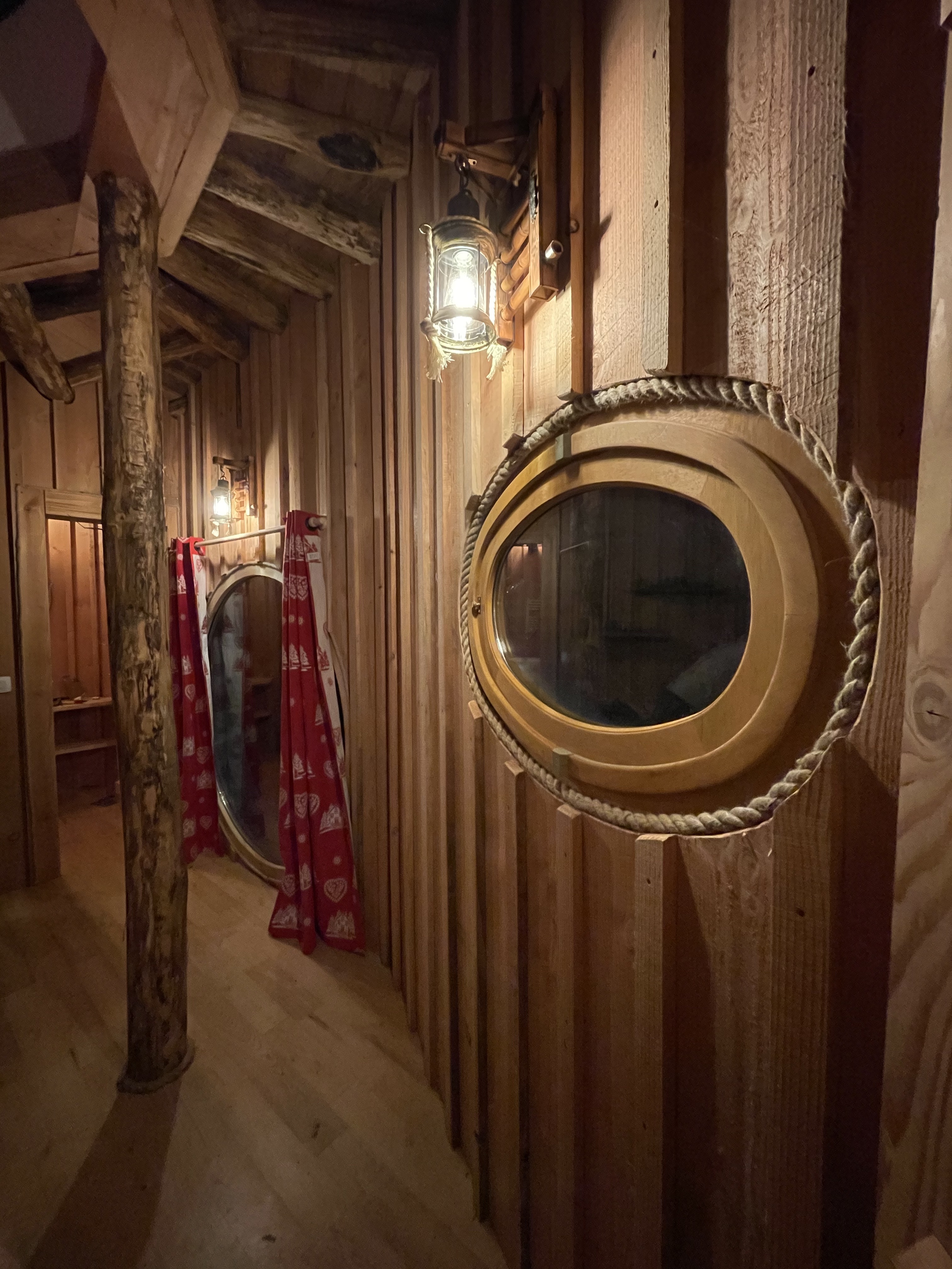 Cabane Hobbit de Belvédère — Maison insolite avec spa à Belvédère (Alpes-Maritimes) à Belvédère — détail architectural