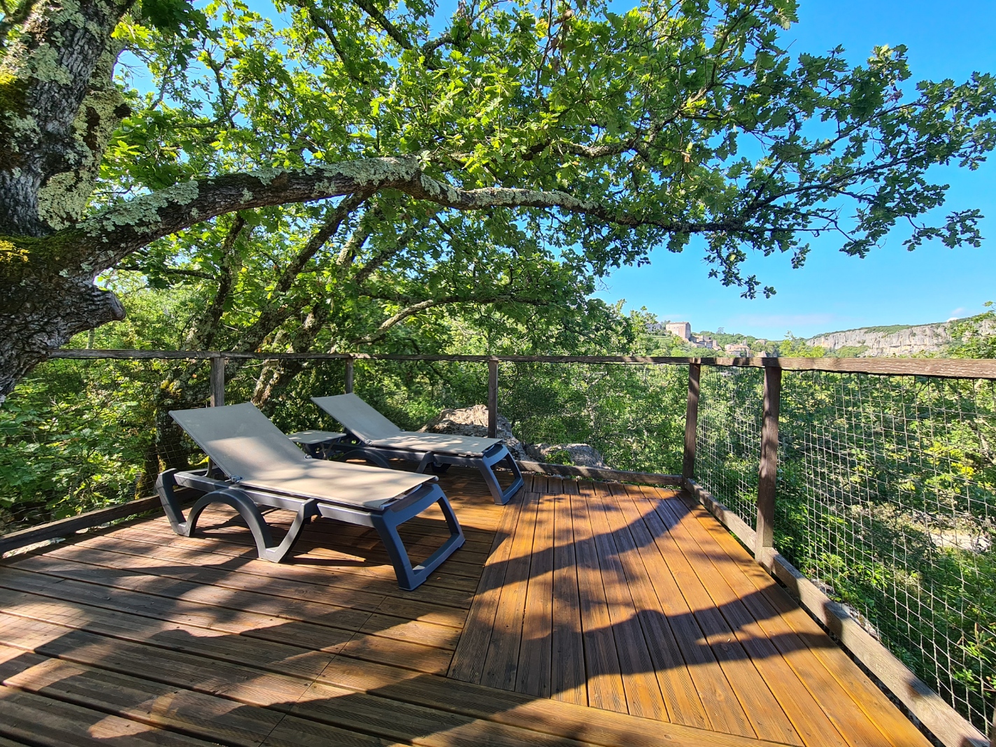 Le Lapiaz : une expérience immersive en tente lodge à Balazuc — vue intérieure