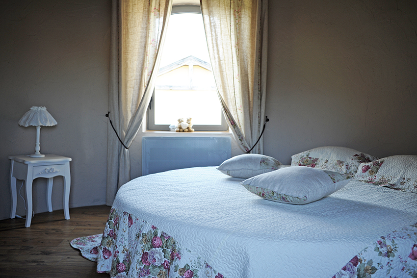 Le Pigeonnier du Domaine de Suzel — Pigeonnier avec spa à Suzel (Isère) à Vignieu — chambre
