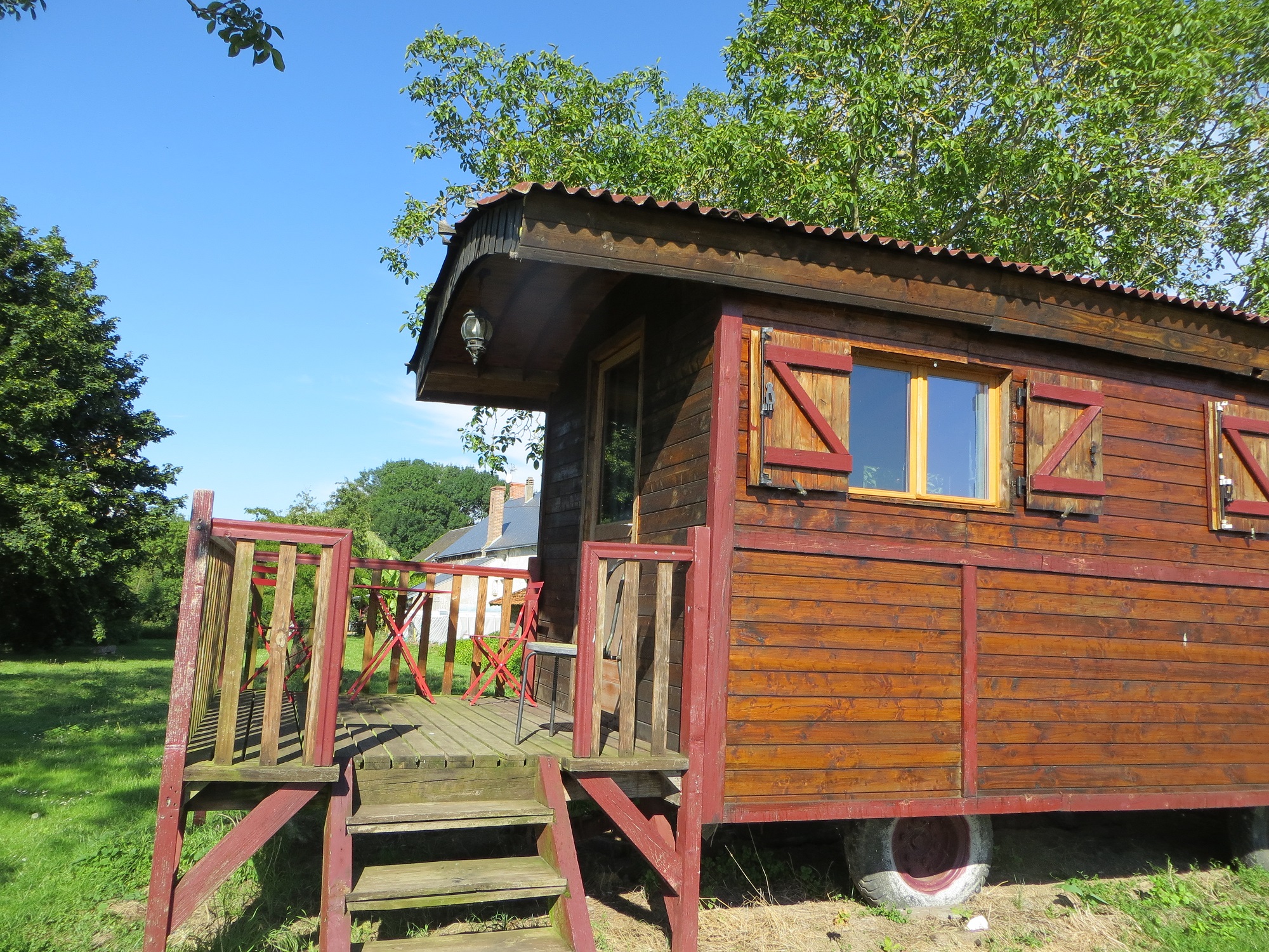 Roulotte enchantée au cœur de la nature à Avaray — chambre