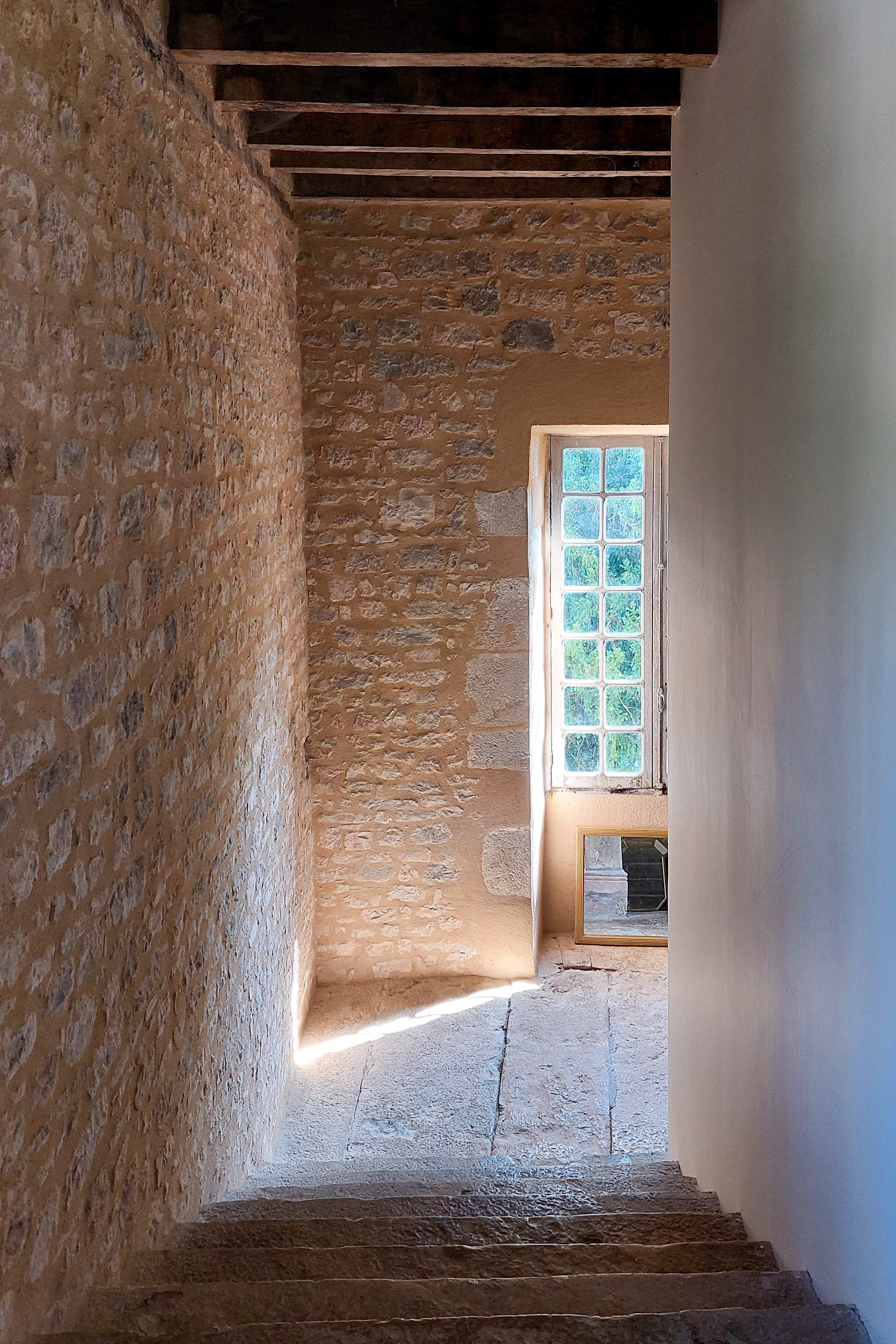 Séjournez dans la Suite de Lao Tseu au Manoir de Laroque Delprat à Autoire — détail architectural