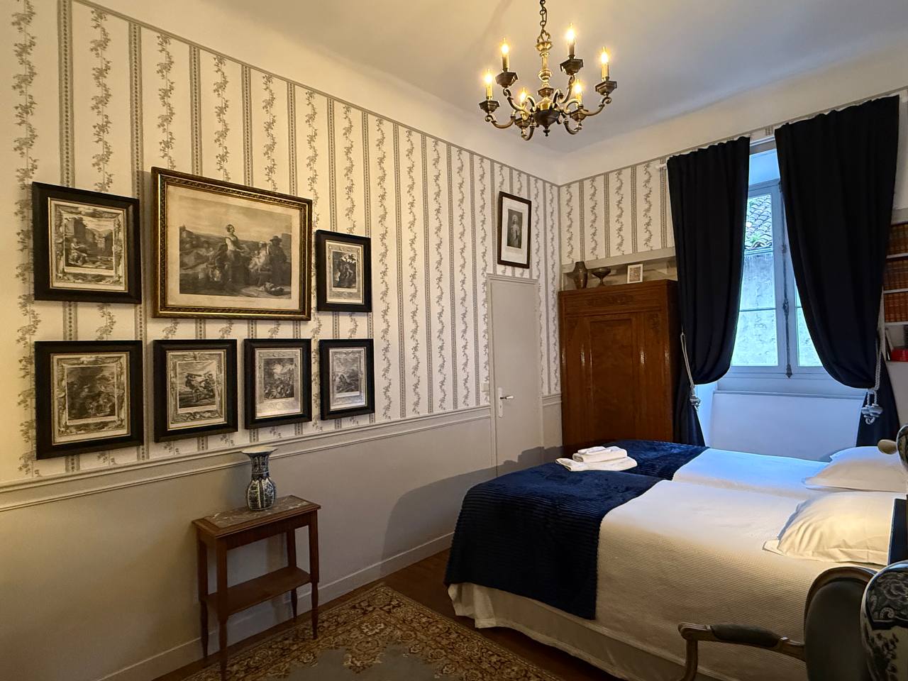 Chambre du Pèlerin — Chambre à thème avec spa à Landes à Geloux — vue intérieure