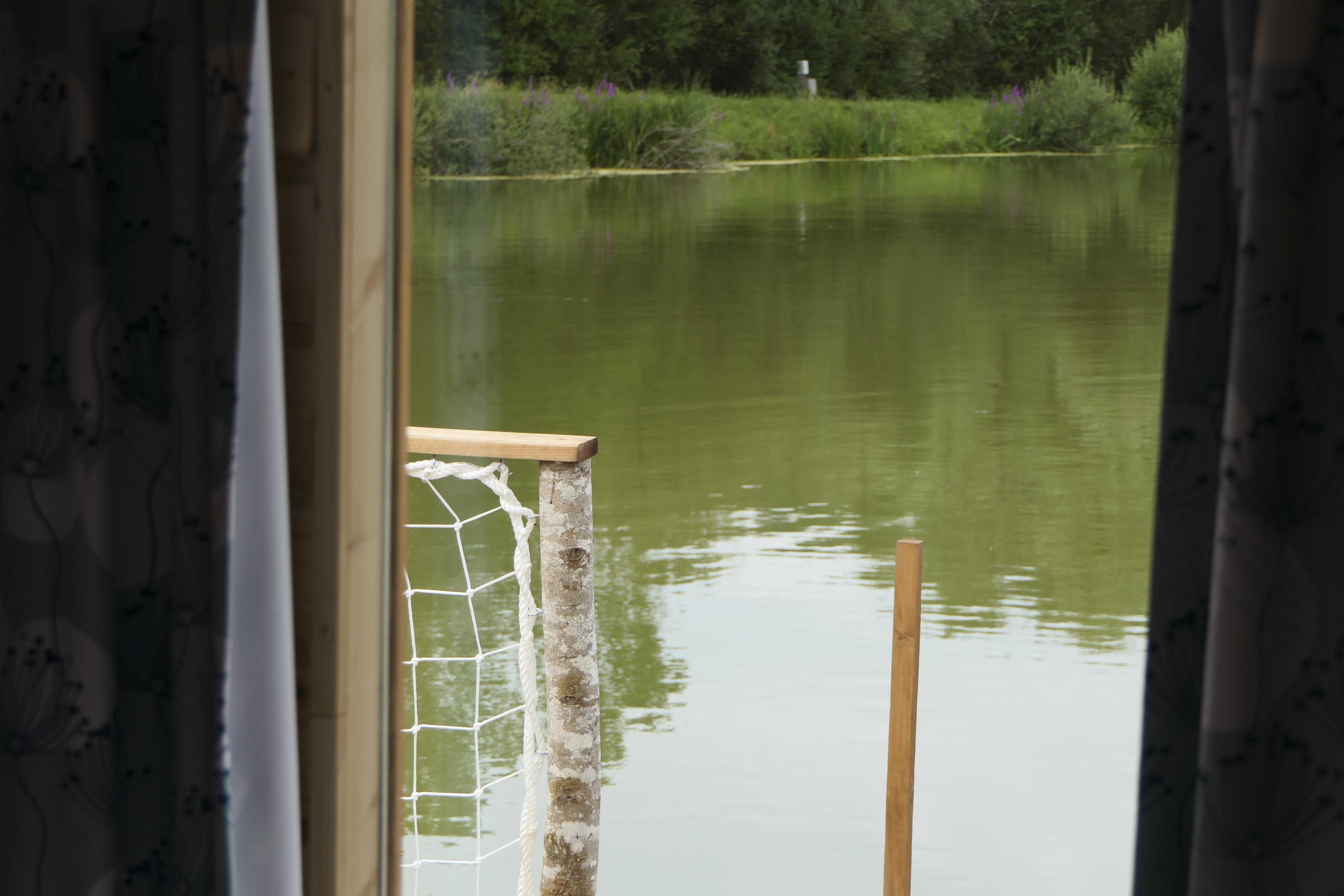 Le Panoramique Flambé : une cabane sur l'eau en Lorraine à Givrauval — environnement naturel