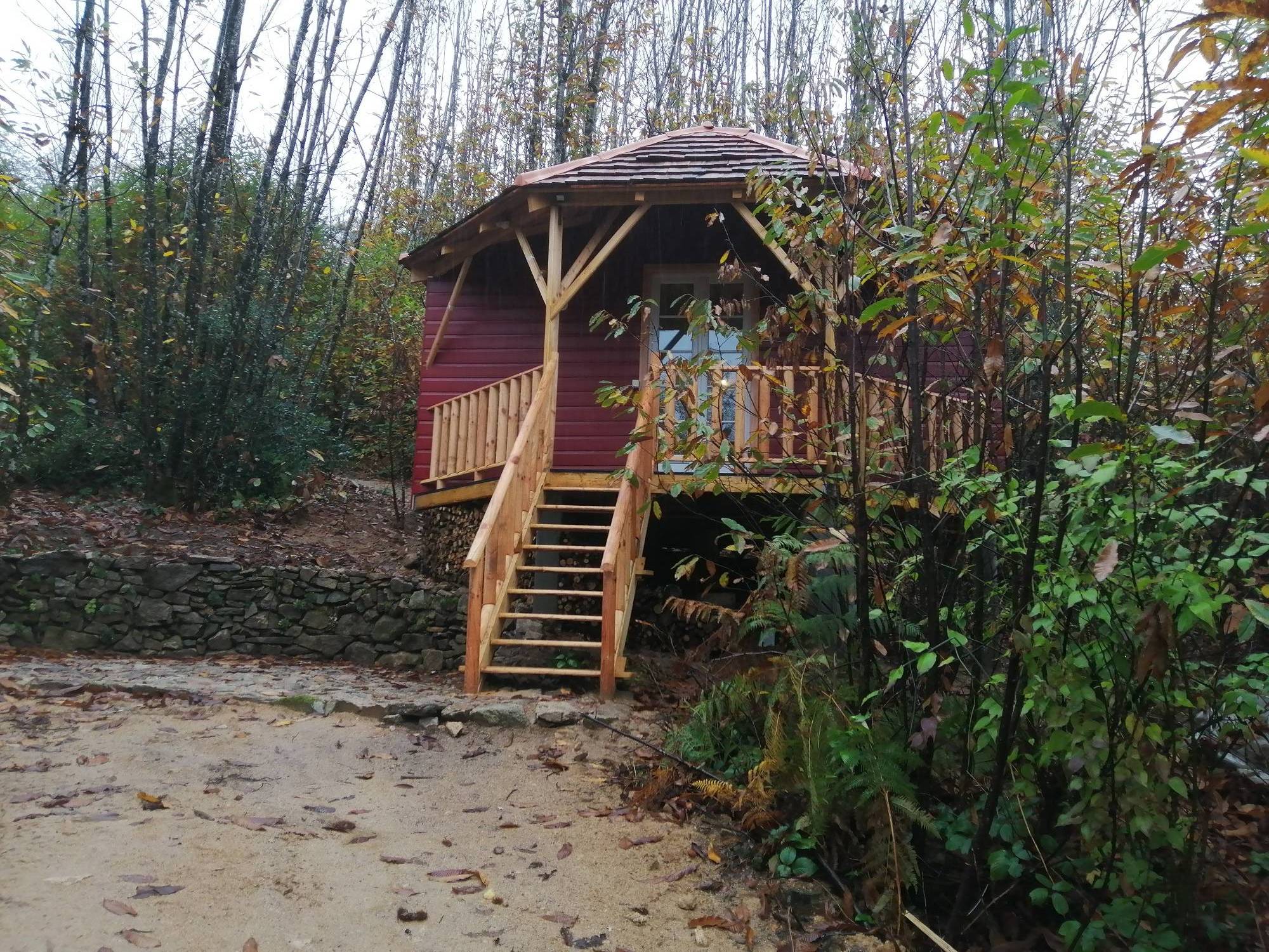 Chalet sur pilotis : une cabane insolite en Limousin — Chalet à La Geneytouse
