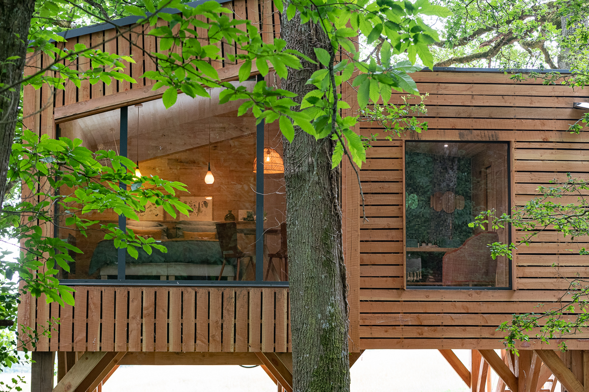 Flora Pertica : une cabane sur pilotis au cœur de la nature à Courcerault — salle de bain