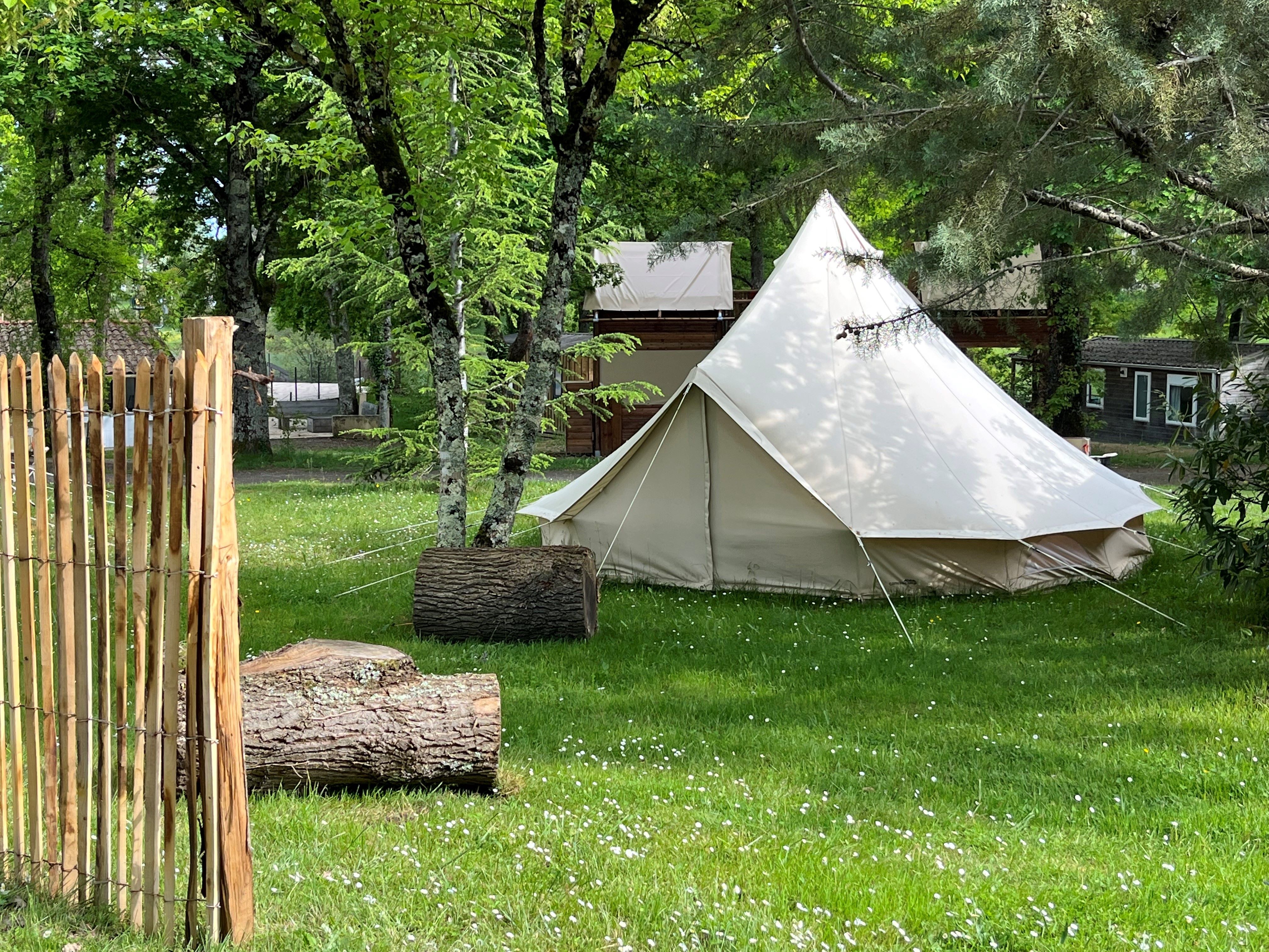 Tente Nomade Family — Séjour bohème avec spa à Gers à Riguepeu — cuisine