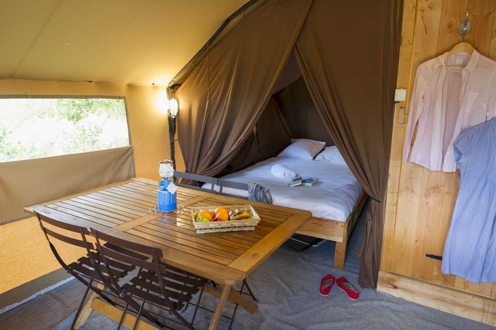 Tente Trappeur II : une expérience immersive en pleine nature à Dieulefit — vue depuis la terrasse