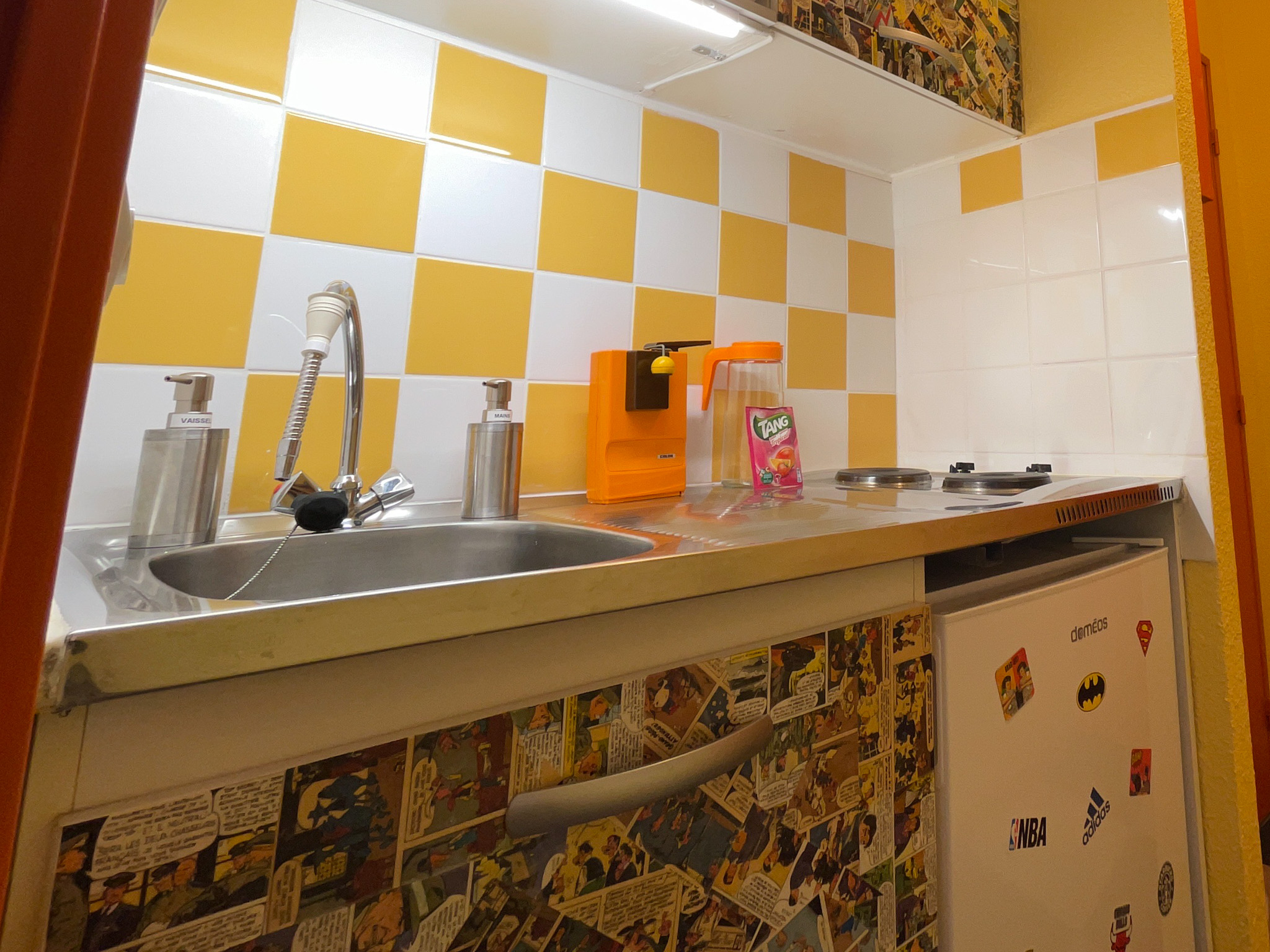 Insolite - Années 80 — Chambre à thème avec spa à Meurthe-et-Moselle à Luneville — espace de vie