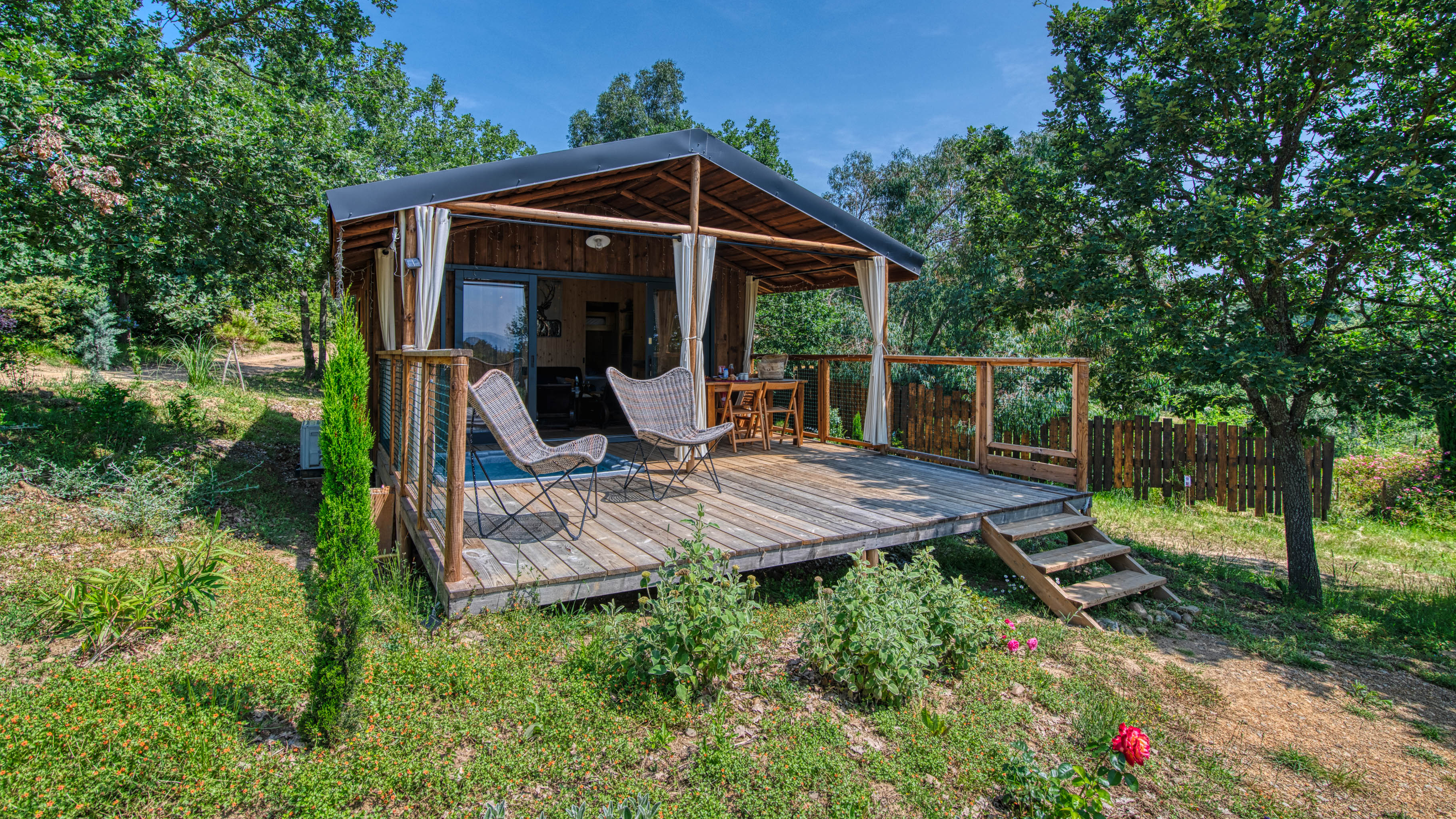 Cabane sur pilotis La Dame du Château avec spa privatif à Villarzel Du Razès — chambre