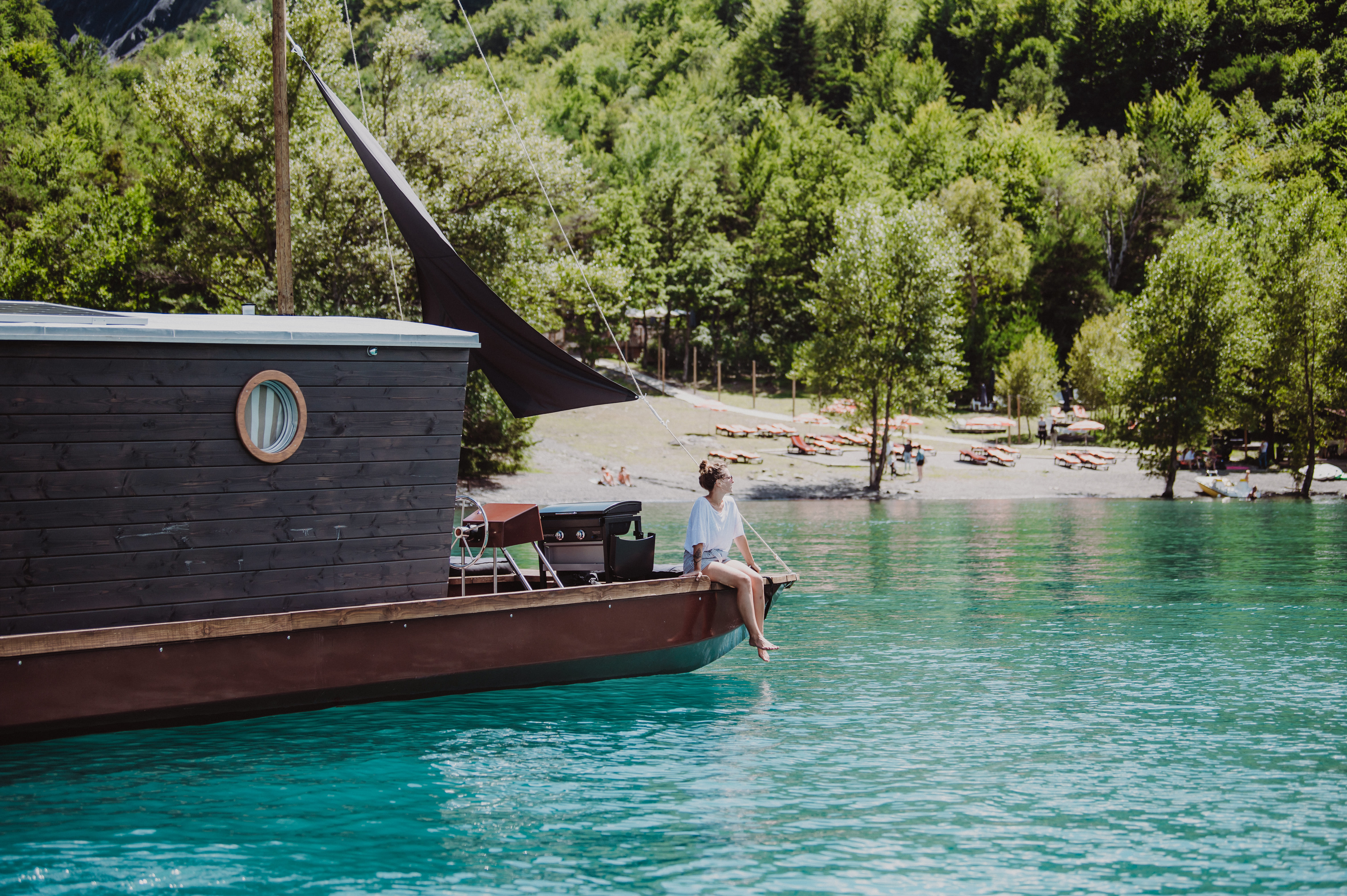 Toue cabanée du lac de Serre-Ponçon — Nuit sur l'eau à Hautes-Alpes à Rousset — chambre