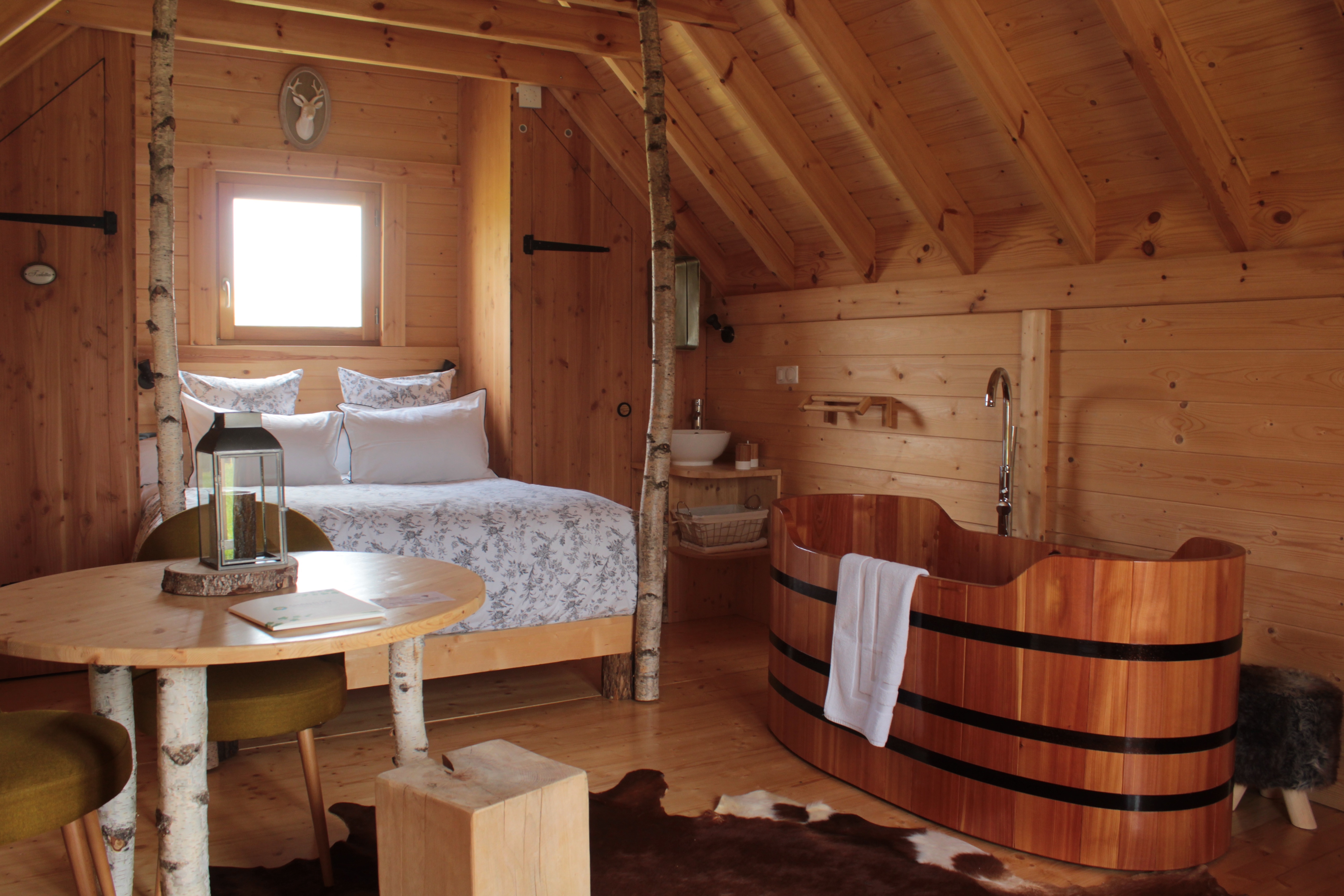 La Cabane Léonie : une expérience unique sur pilotis en Aquitaine à Berson — salle de bain