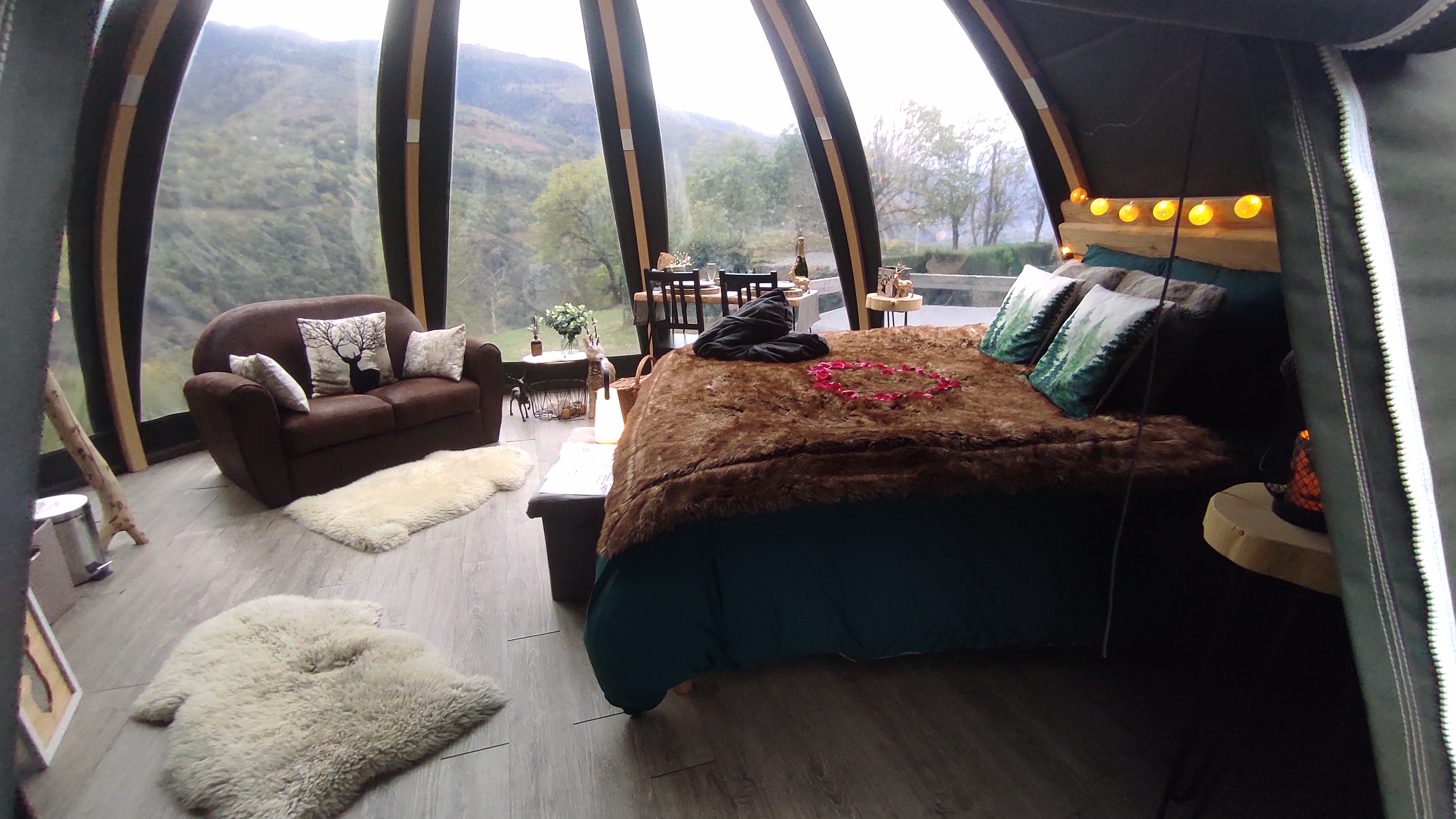 Un dôme enchanteur avec spa privatif en Midi-Pyrénées à Cier De Luchon — espace de vie